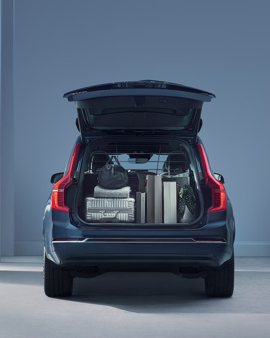 The trunk of the Volvo XC90 Recharge plug-in hybrid optimizes storage capacity.