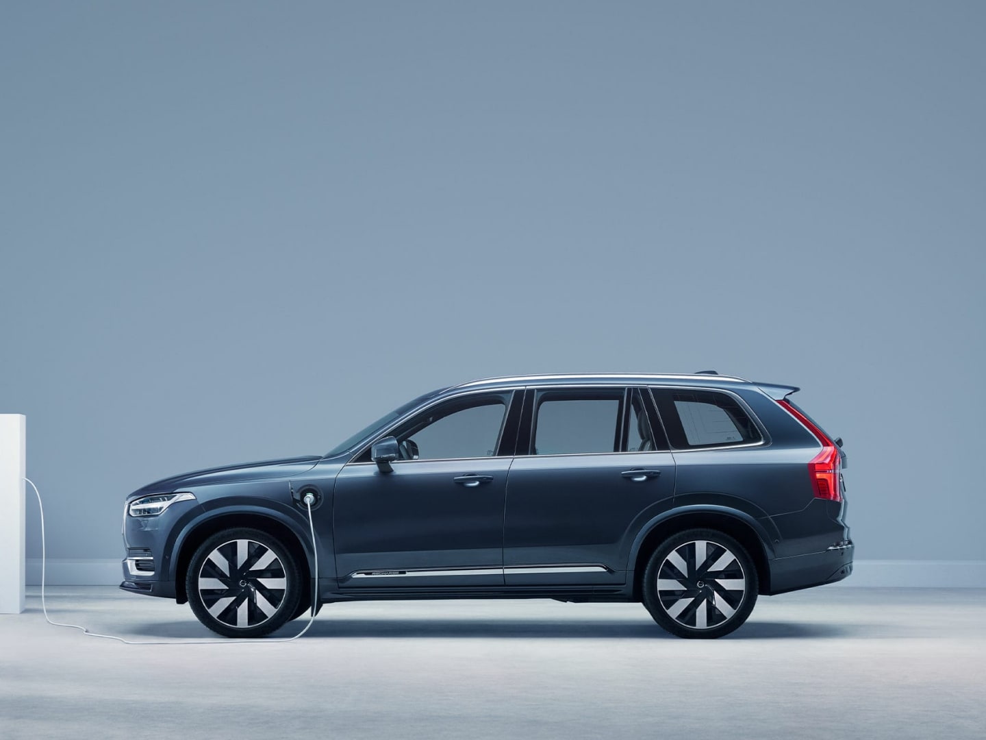 The side profile of a Volvo XC90 Recharge plug-in hybrid SUV.