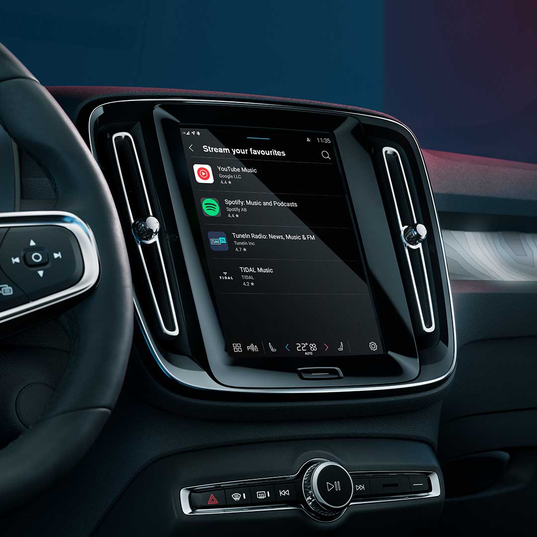 La pantalla central del Volvo EC40 muestra algunas aplicaciones disponibles en el coche.