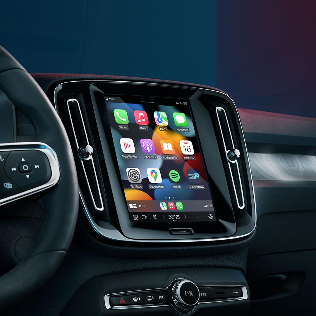 La pantalla central del Volvo EC40 muestra algunas aplicaciones disponibles en el coche.