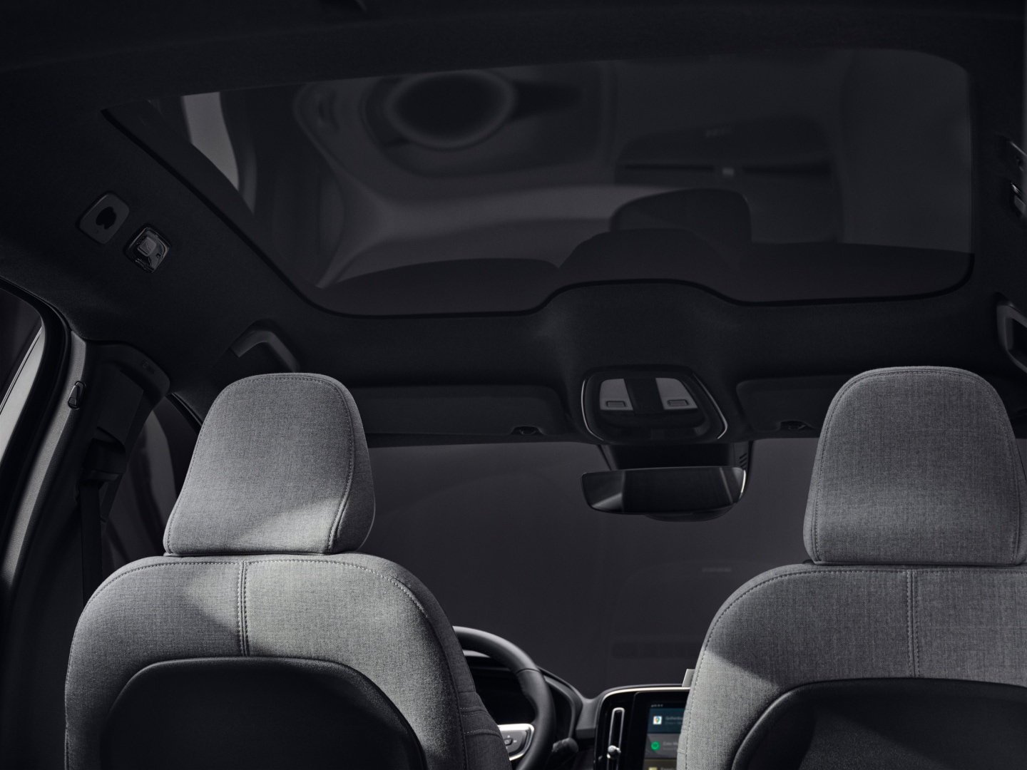 A nagy Volvo EC40 panorámatető az autó belső teréből nézve.