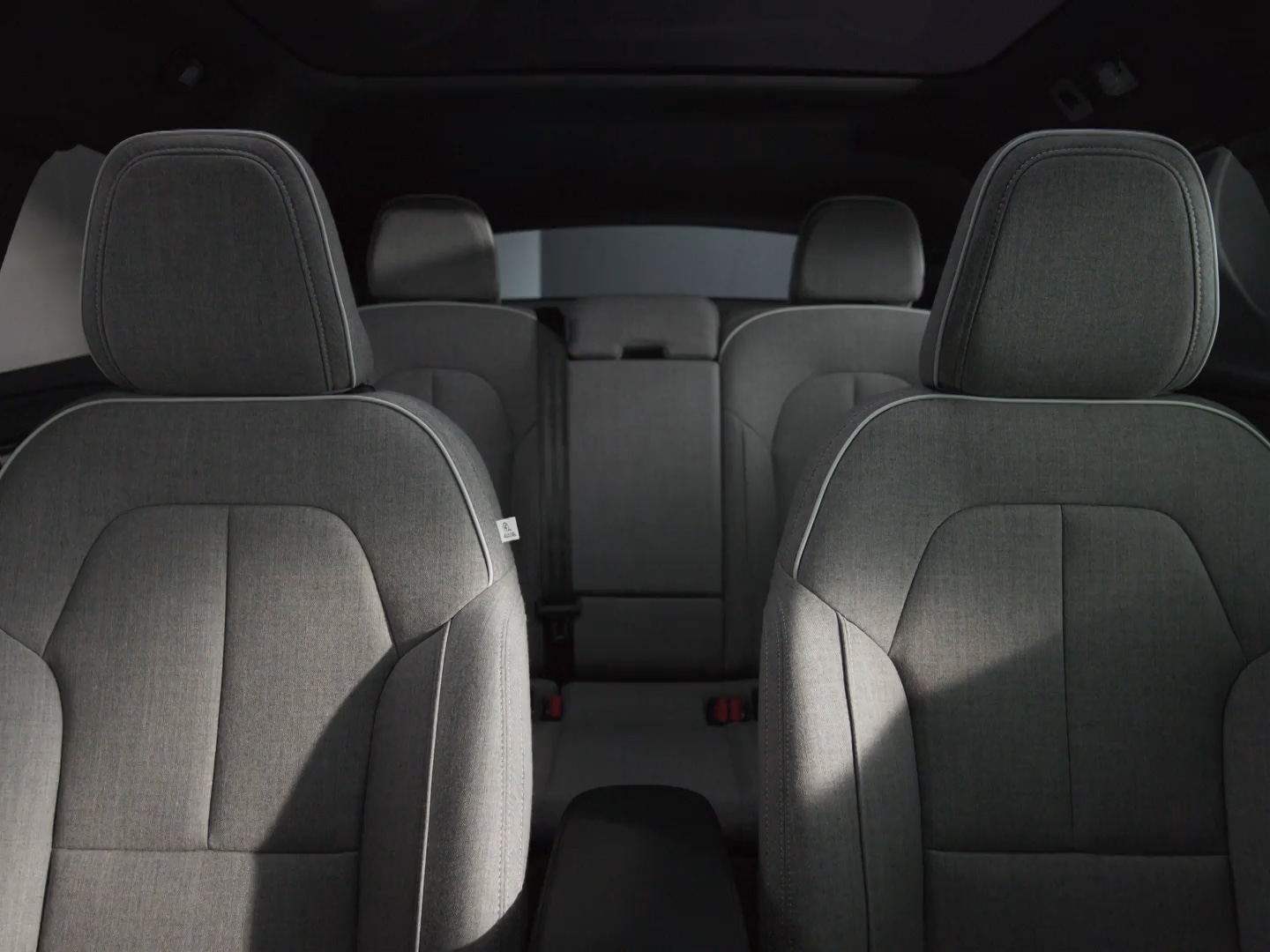 Intérieur spacieux et élégant de la Volvo EC40 100% électrique.