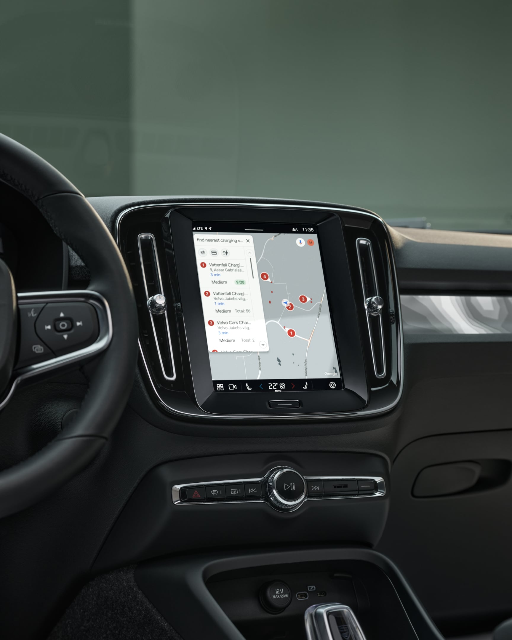 La pantalla central del Volvo EC40 eléctrico puro con una lista de las estaciones de carga cercanas.