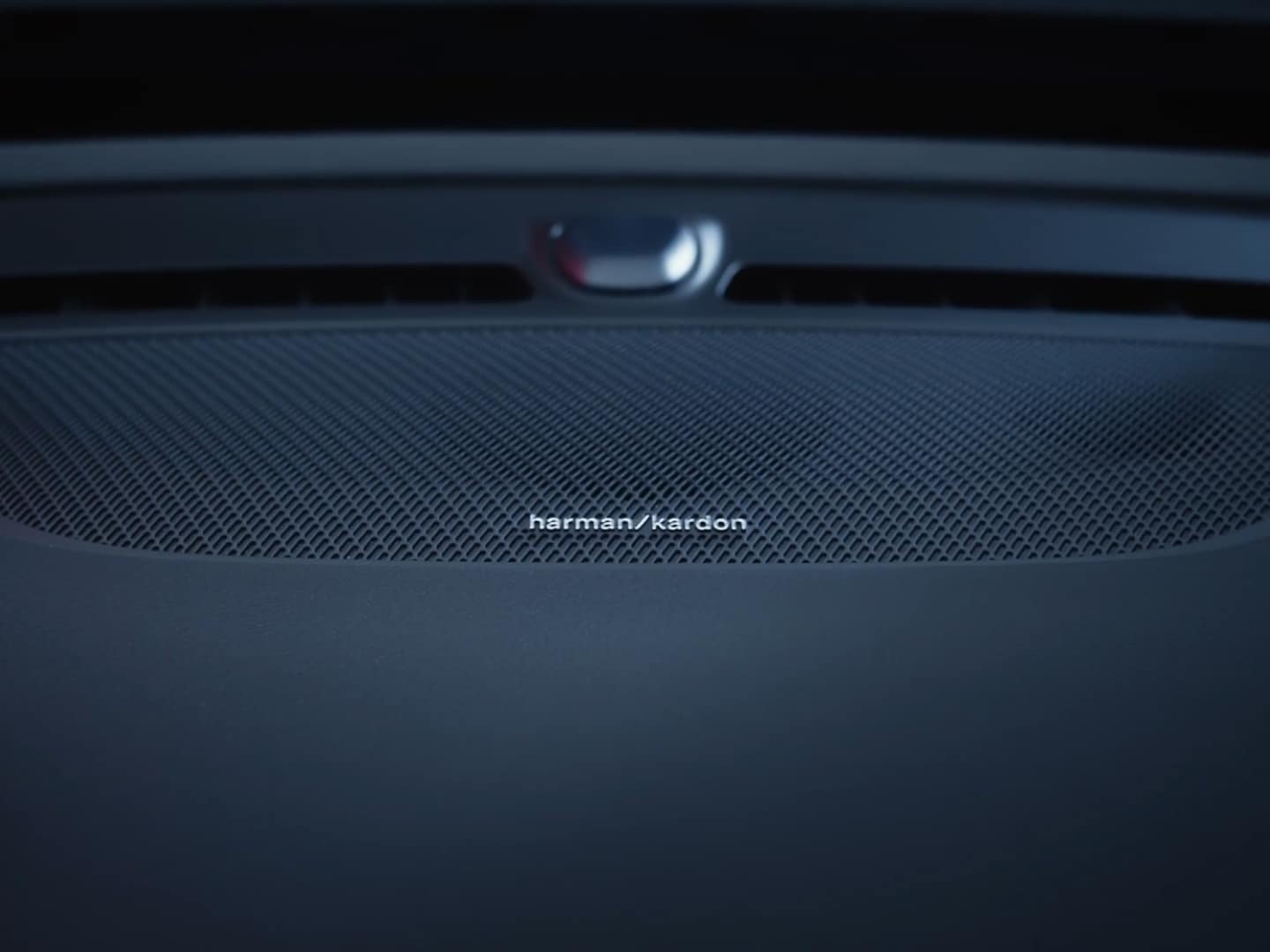 Een Harman Kardon-luidspreker, onderdeel van het geluidssysteem van topklasse dat beschikbaar is in de Volvo EC40.