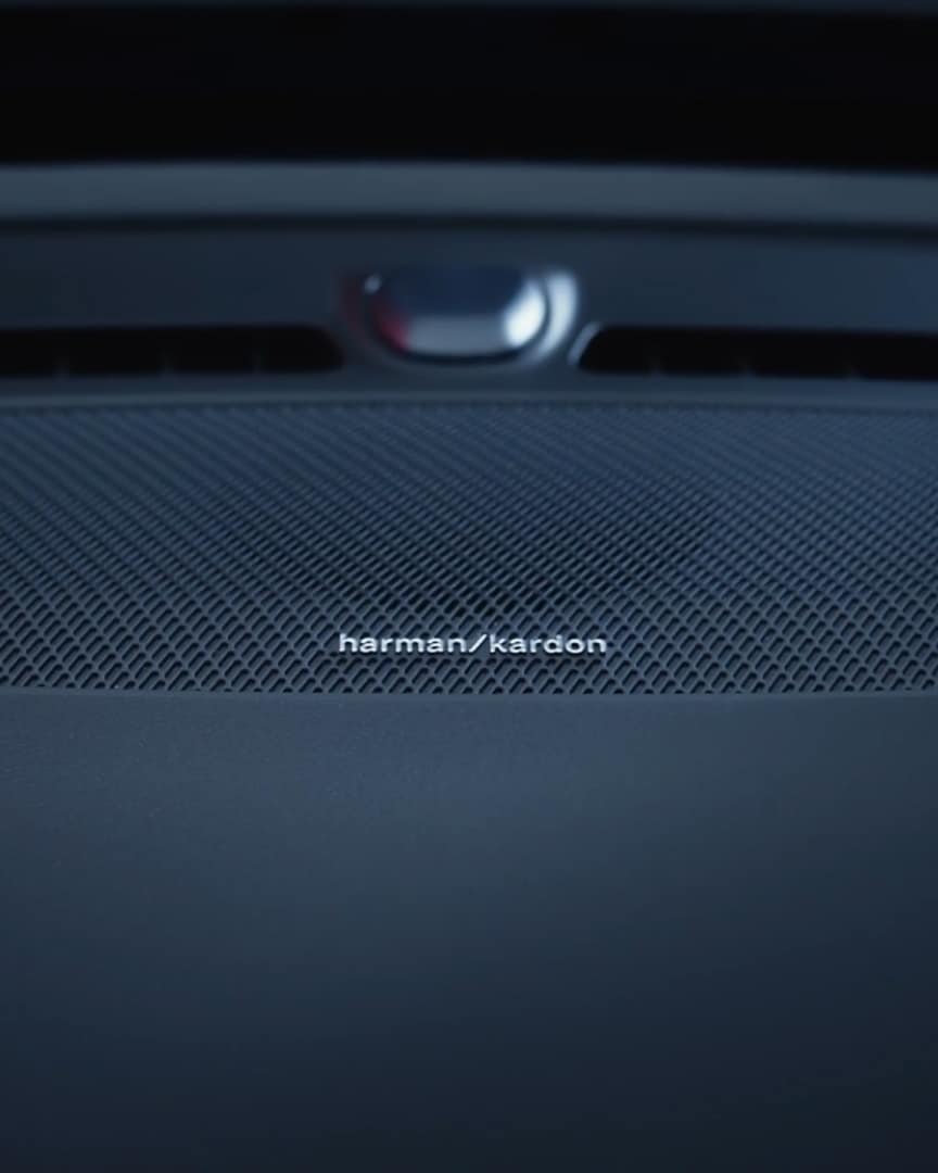 Een Harman Kardon-luidspreker, onderdeel van het geluidssysteem van topklasse dat beschikbaar is in de Volvo EC40.
