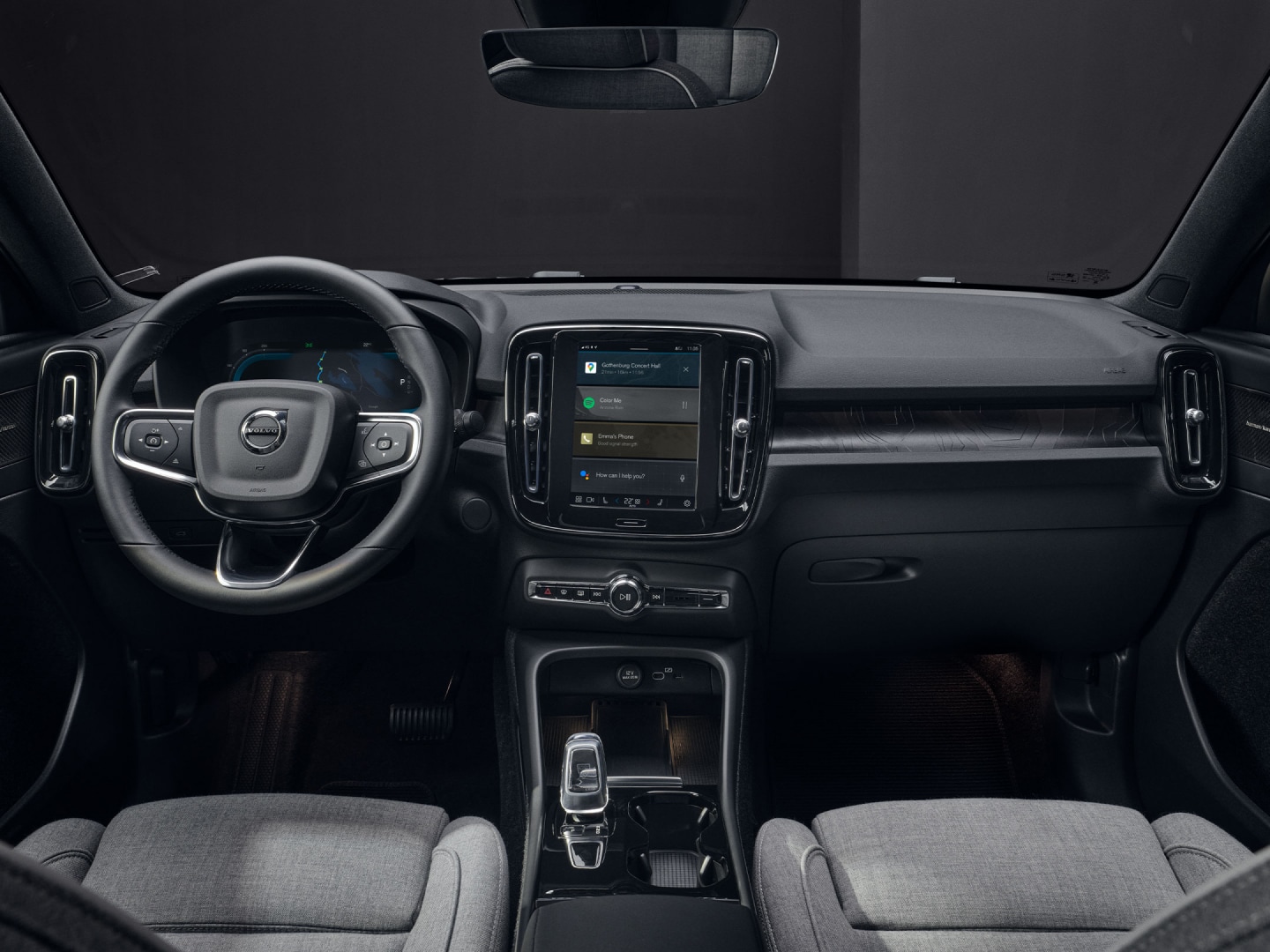 Sistema de infoentretenimiento del Volvo EC40 eléctrico puro, asientos delanteros y cabina.