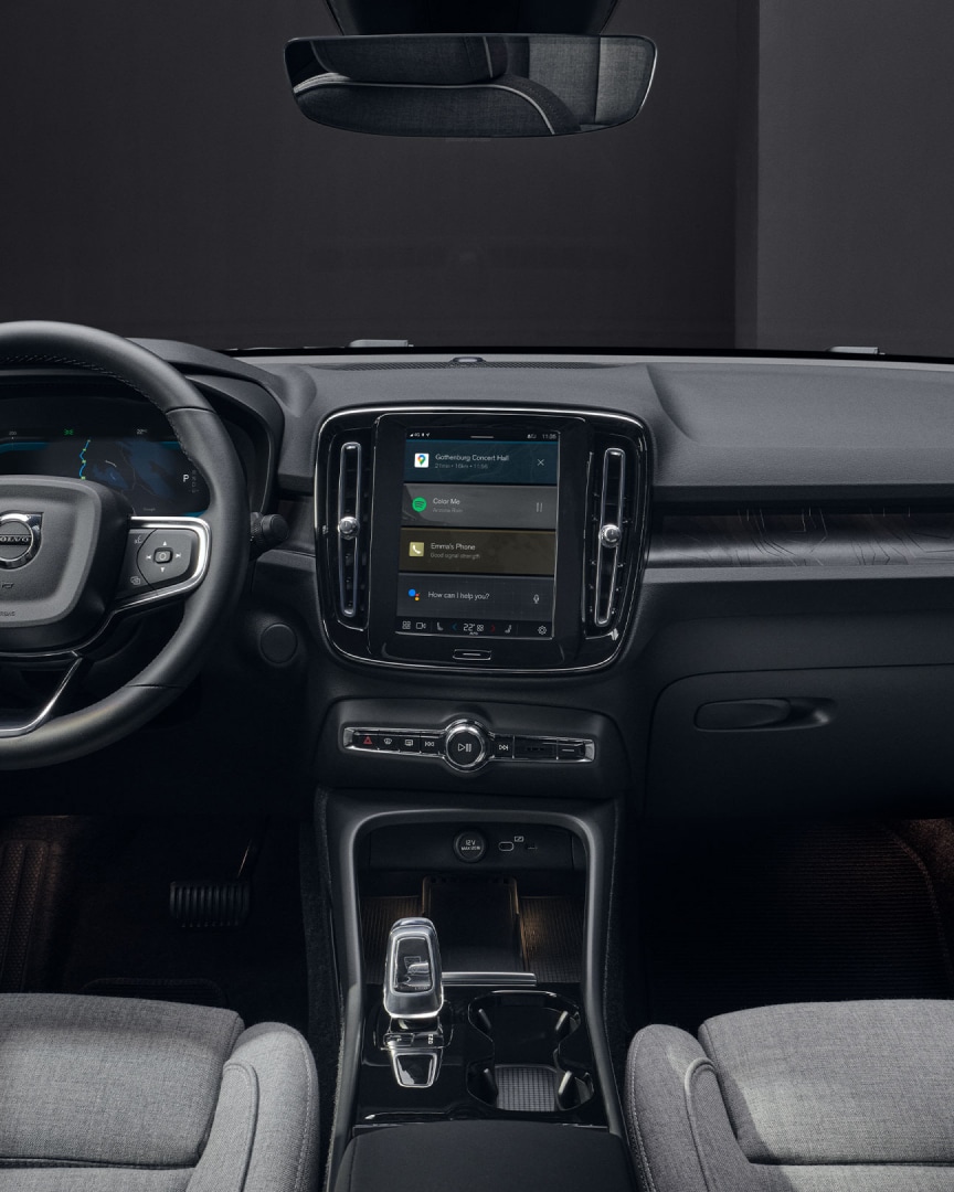 Il sistema infotainment, i sedili anteriori e l'abitacolo di Volvo EC40 100% elettrica.