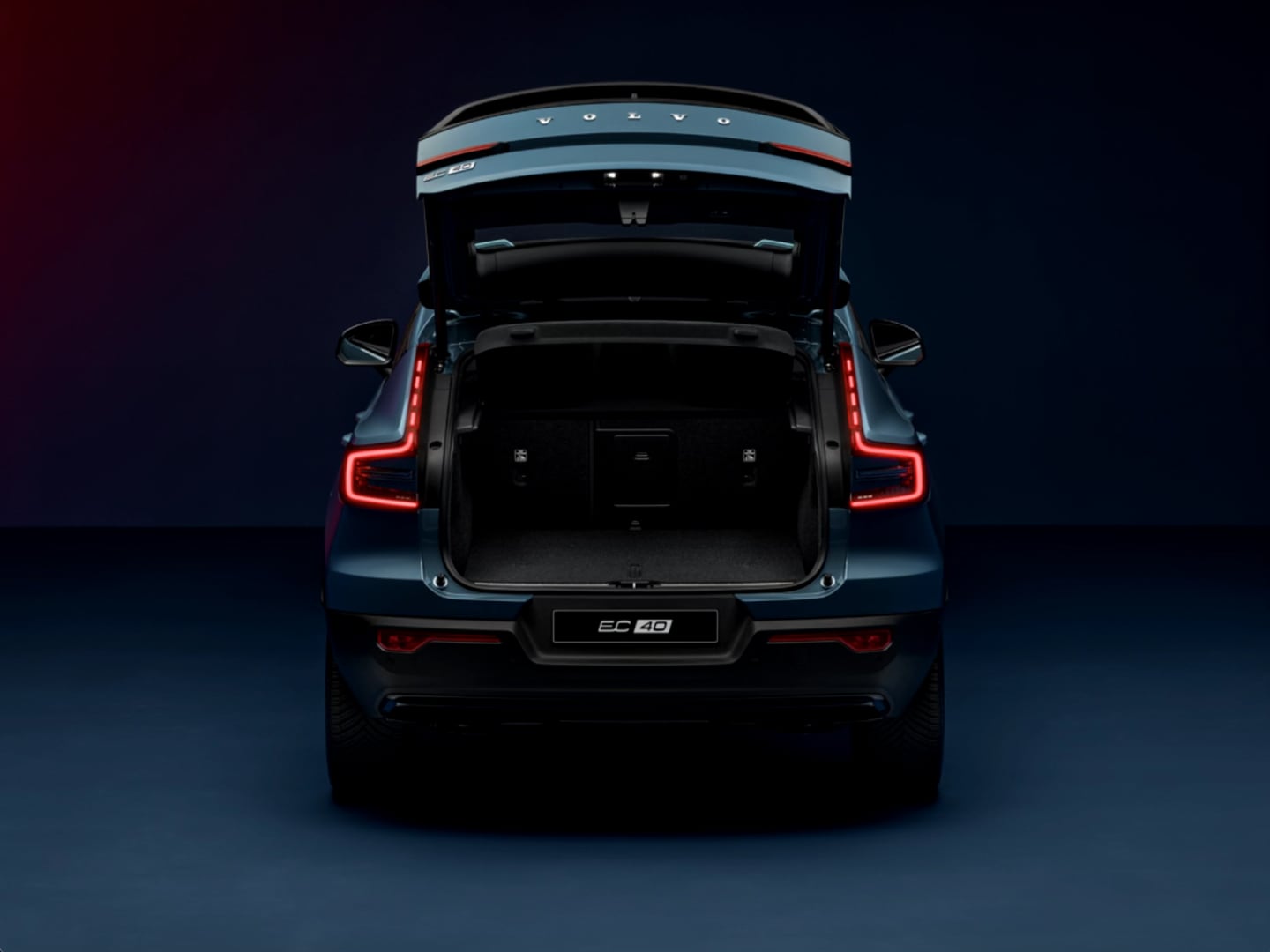 A Volvo EC40 nyitott csomagtérajtaja tágas és széles hátsó csomagteret tár elénk.