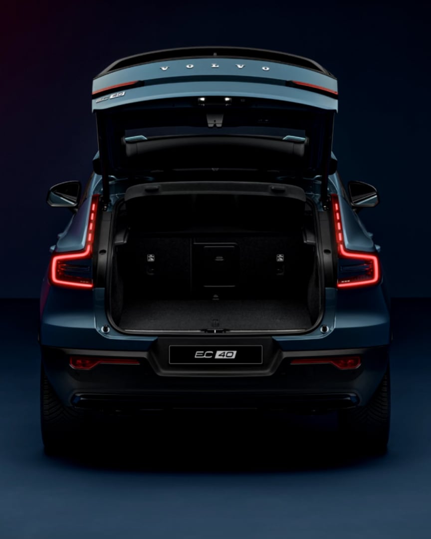 De geopende achterklep van de Volvo EC40 toont een ruime en brede bagageruimte achterin.