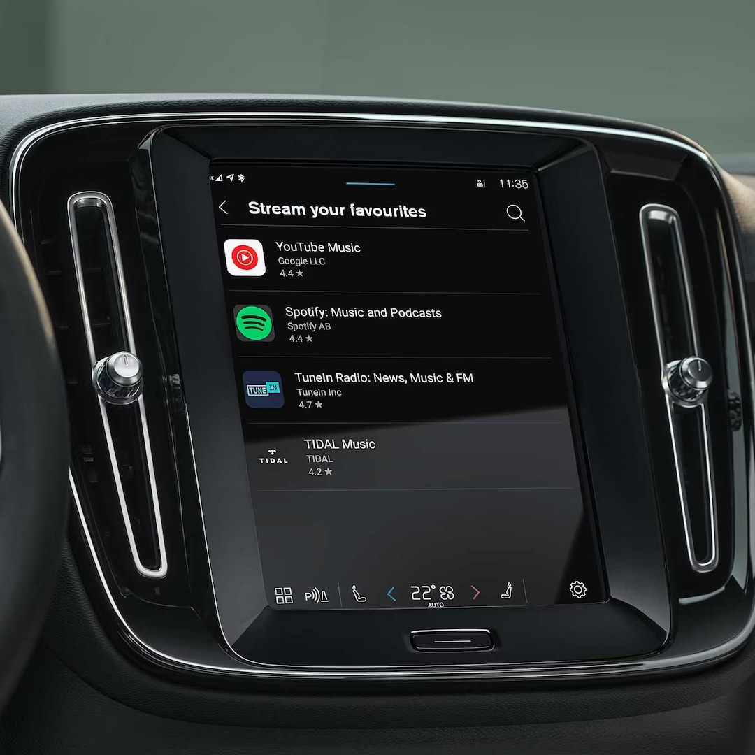 Wyświetlacz centralny w Volvo EX40, na którym widać dostępne aplikacje samochodowe