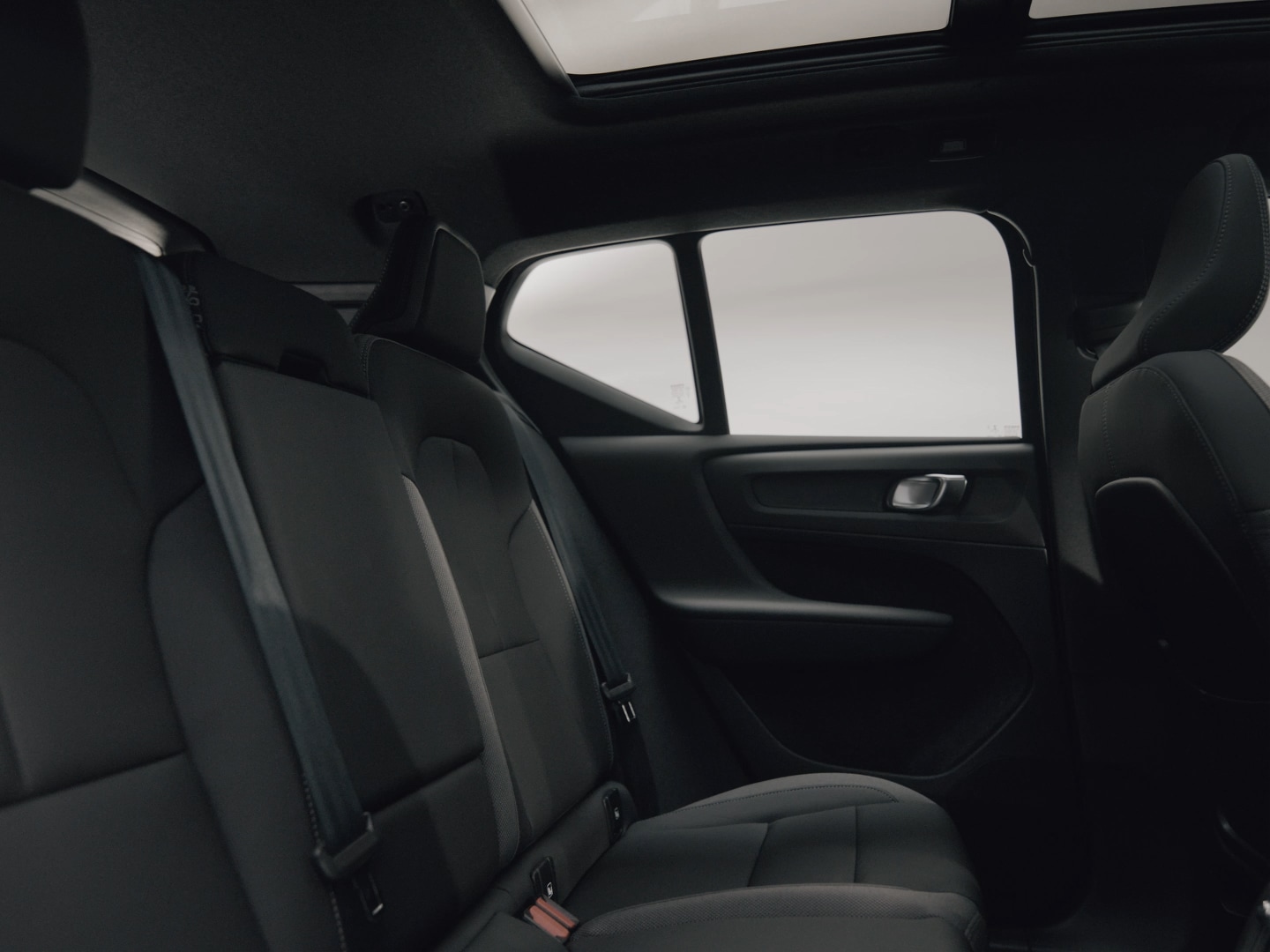 O interior espaçoso e elegante do Volvo EX40 100% elétrico.