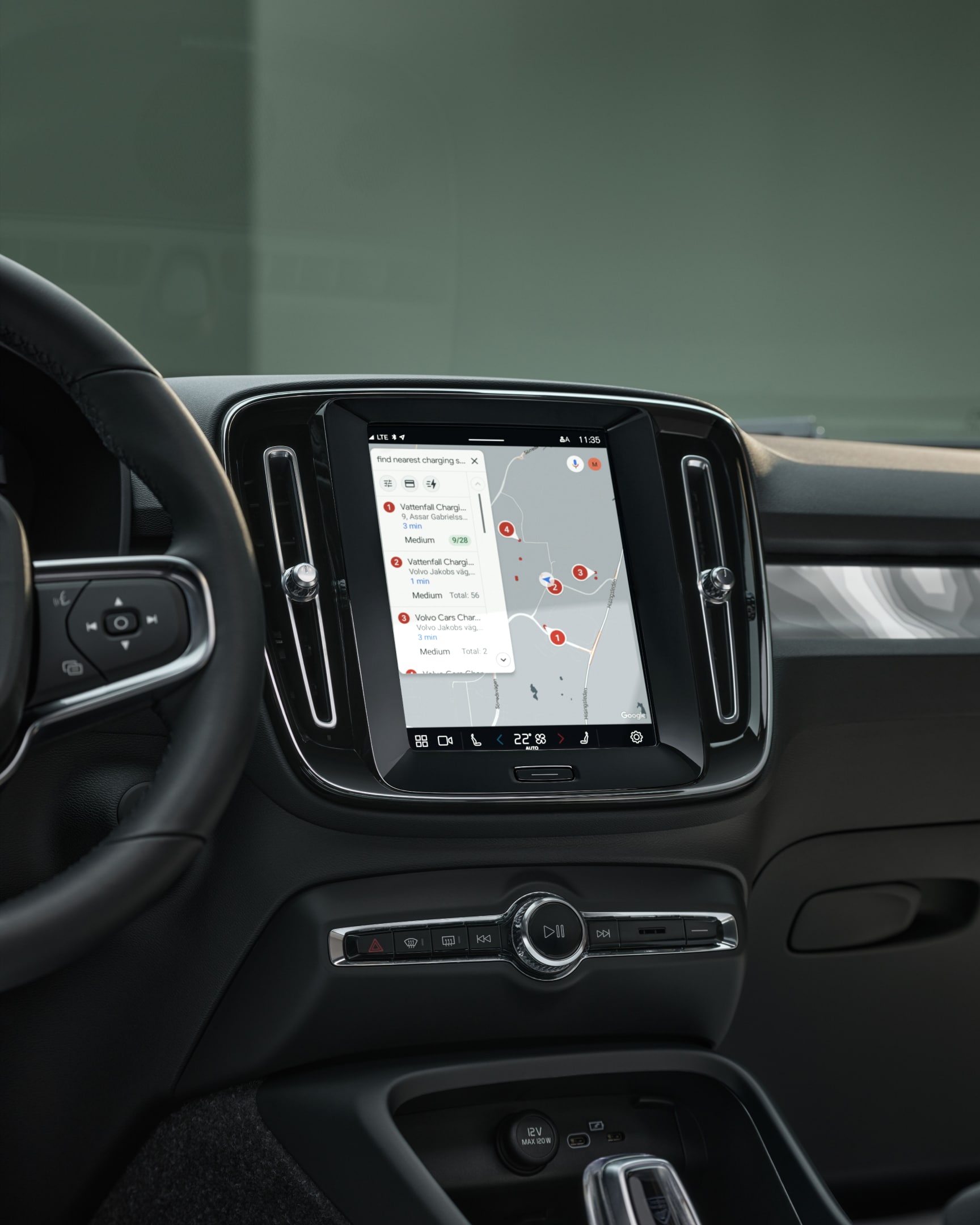 Il display centrale di Volvo EX40 100% elettrica elenca le stazioni di carica nelle vicinanze.