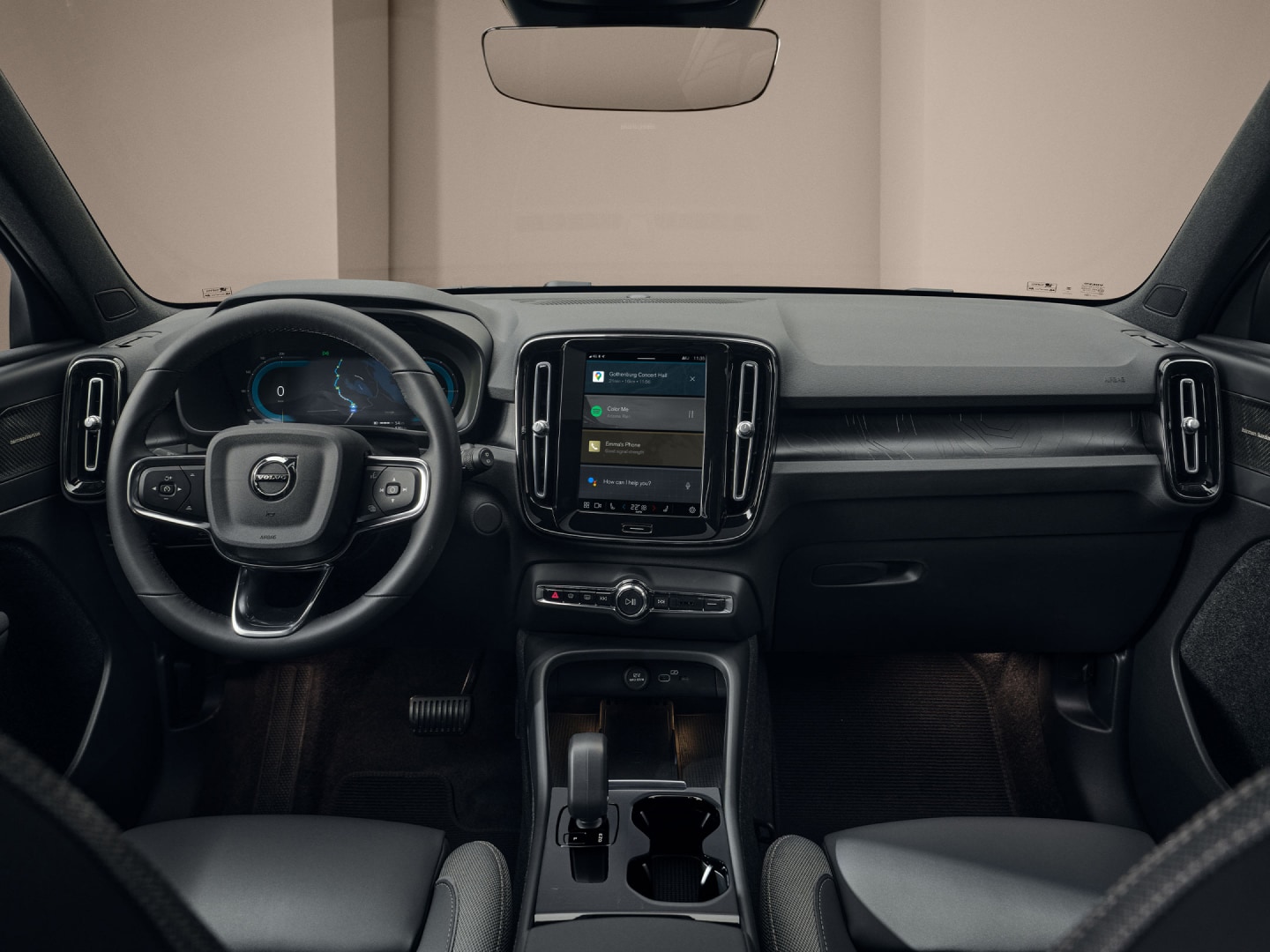 De centrale display, voorste zetels en bestuurderscockpit van de volledig elektrische Volvo EX40.