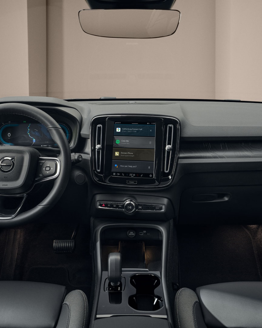 Il display centrale, i sedili anteriori e l'abitacolo di Volvo EX40 100% elettrica.