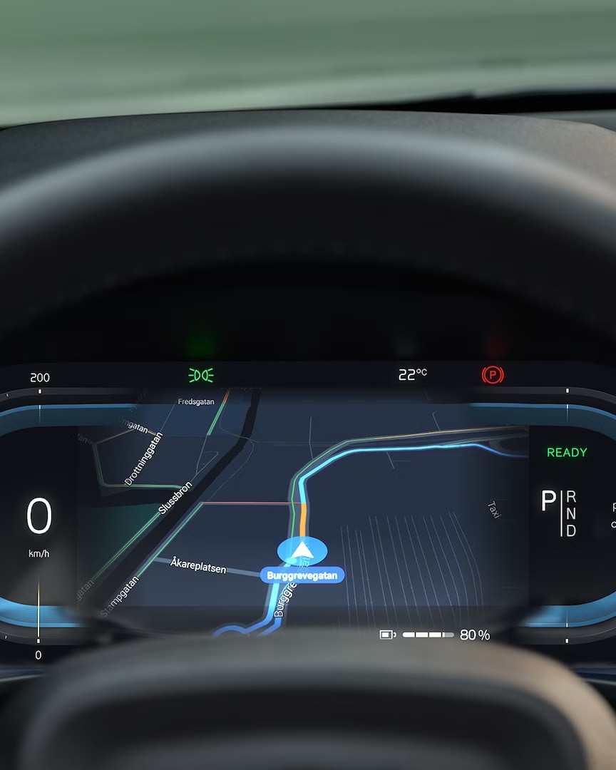 Wyświetlacz kierowcy Volvo EX40 pokazujący wskazówki nawigacji w czasie rzeczywistym
