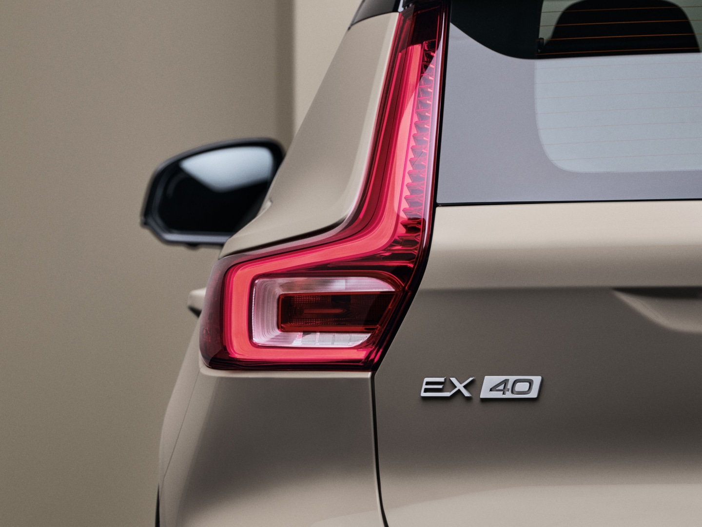 De achterlichten van een volledig elektrische Volvo EX40.