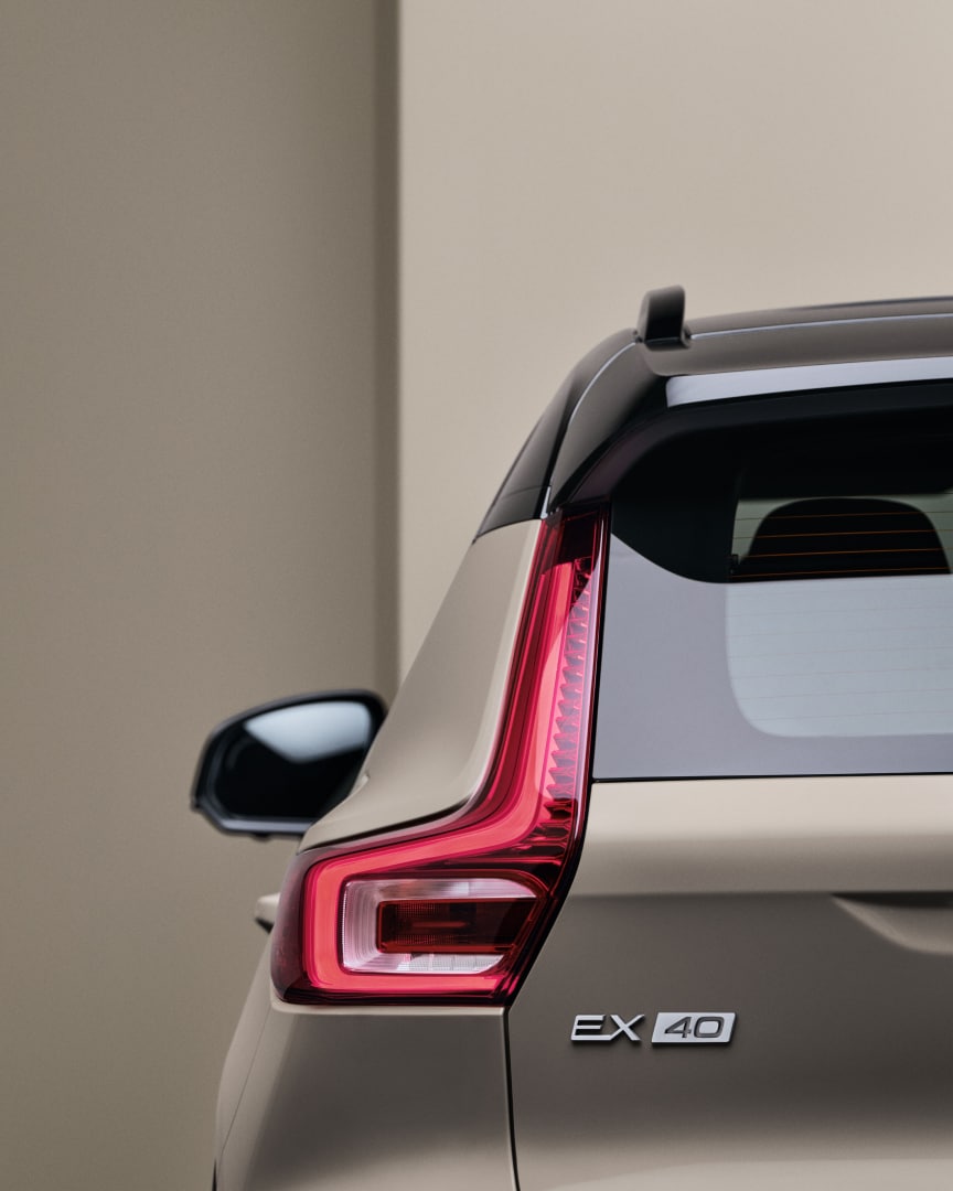 De achterlichten van een volledig elektrische Volvo EX40.