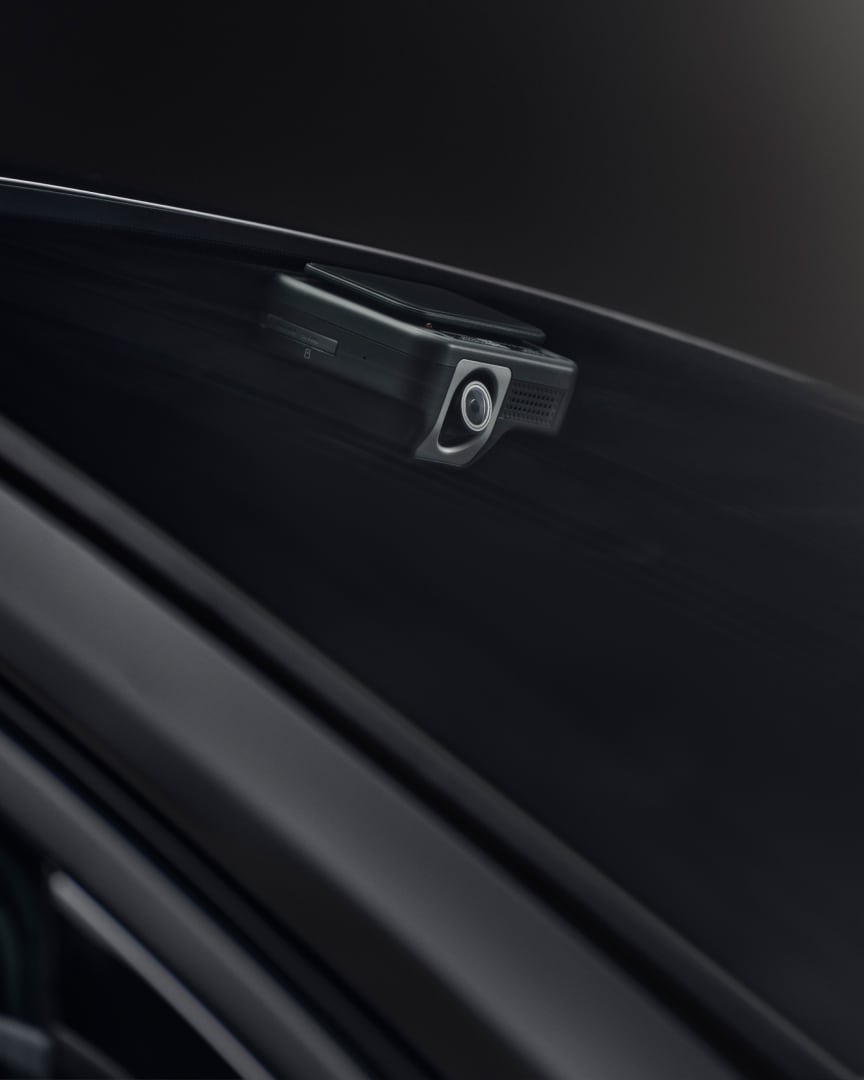 Una telecamera montata sul cruscotto di un'auto Volvo.