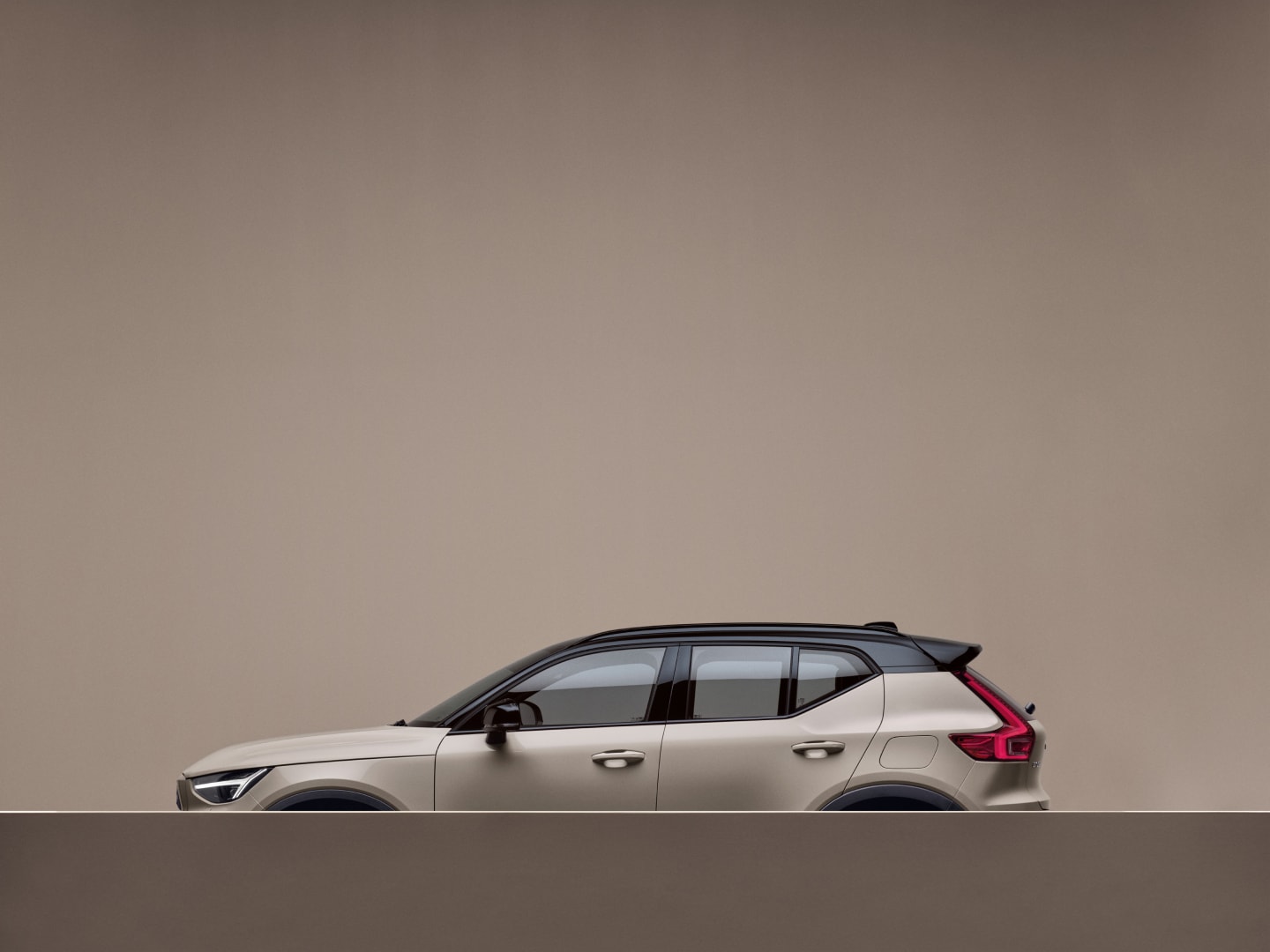 De volledig elektrische Volvo EX40 heeft LED-koplampen met pixeltechnologie.