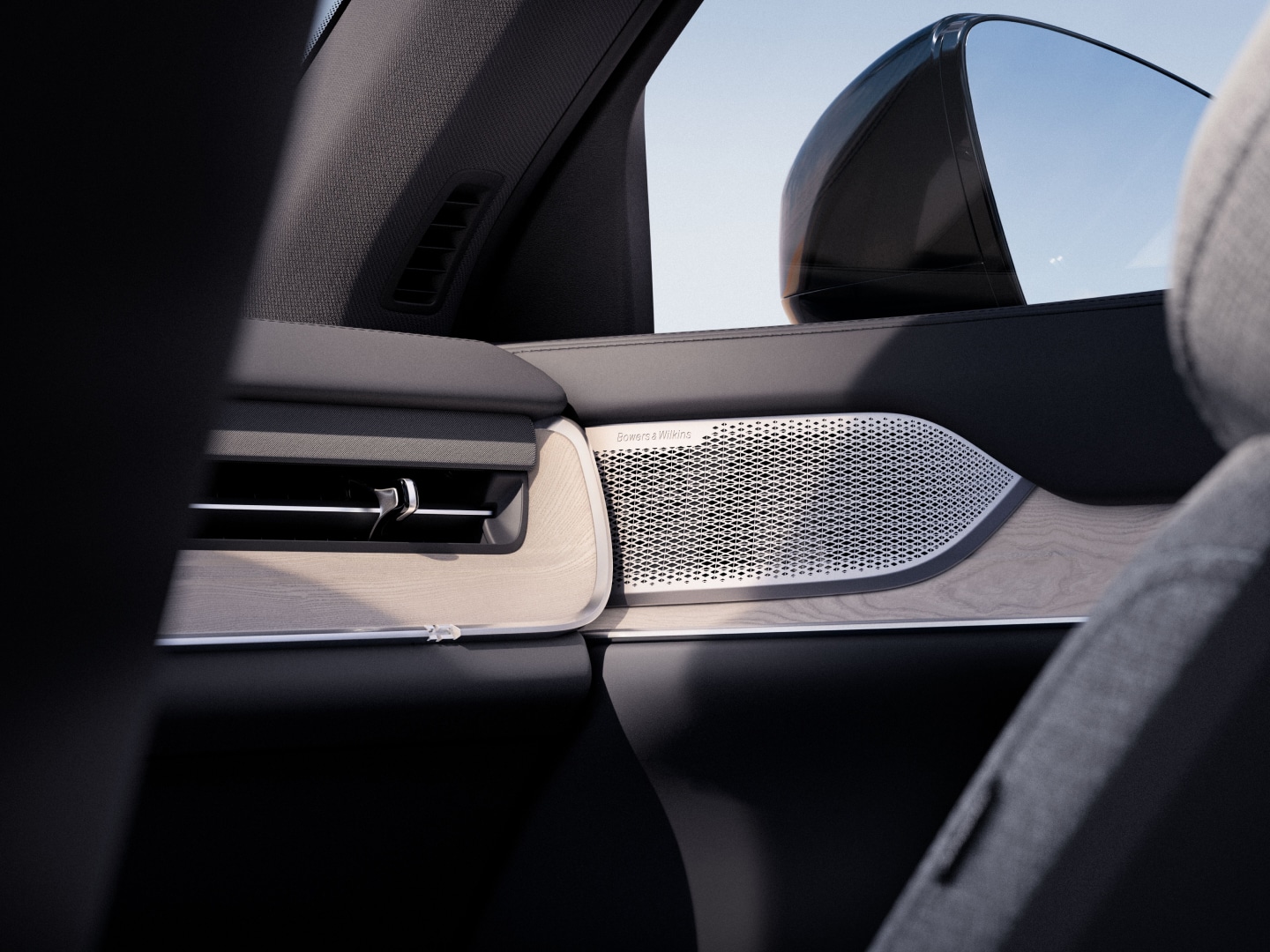 Bowers & Wilkins rozsdamentes acél hangszórórácsok egy Volvo EX90 utasterében.