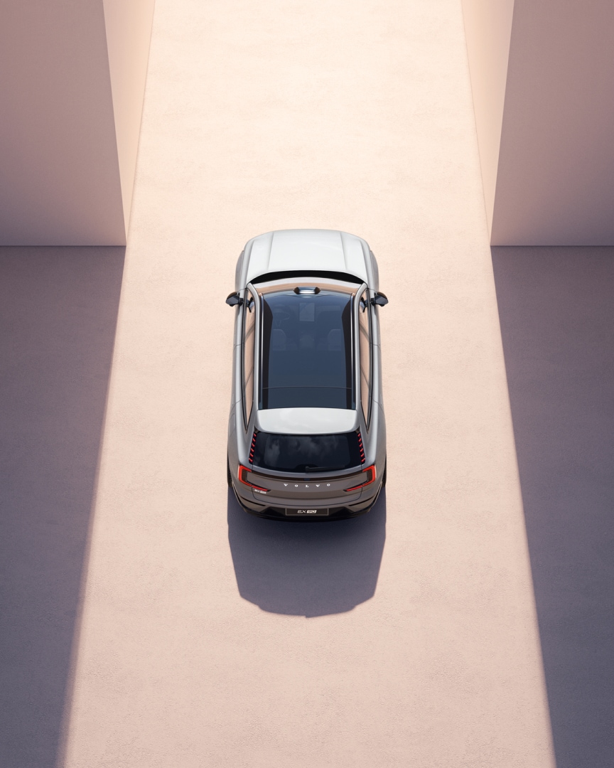 Panoramadach eines Volvo EX90 aus der Vogelperspektive.