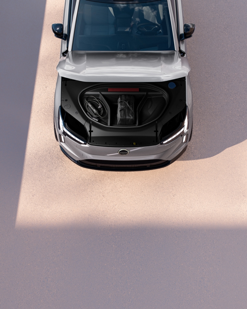 Extra tárolóhely a Volvo EX90 tisztán elektromos szabadidőjármű elülső csomagtartójában.