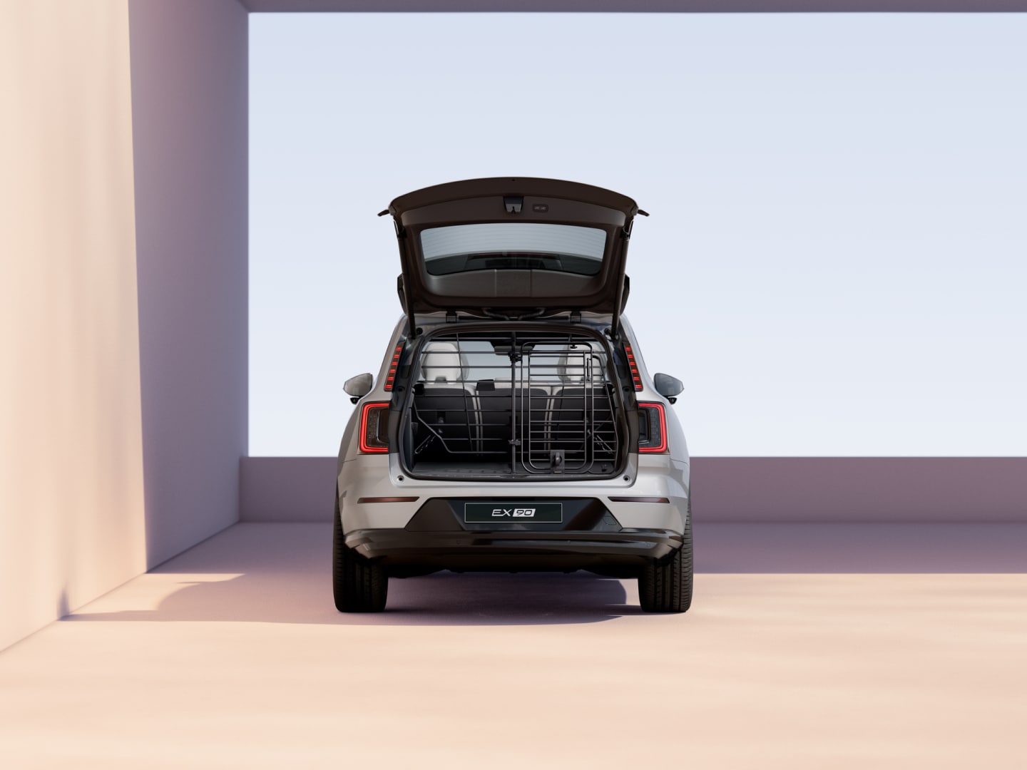 Ocelová bezpečnostní mřížka v zadním zavazadlovém prostoru vozu Volvo EX90.