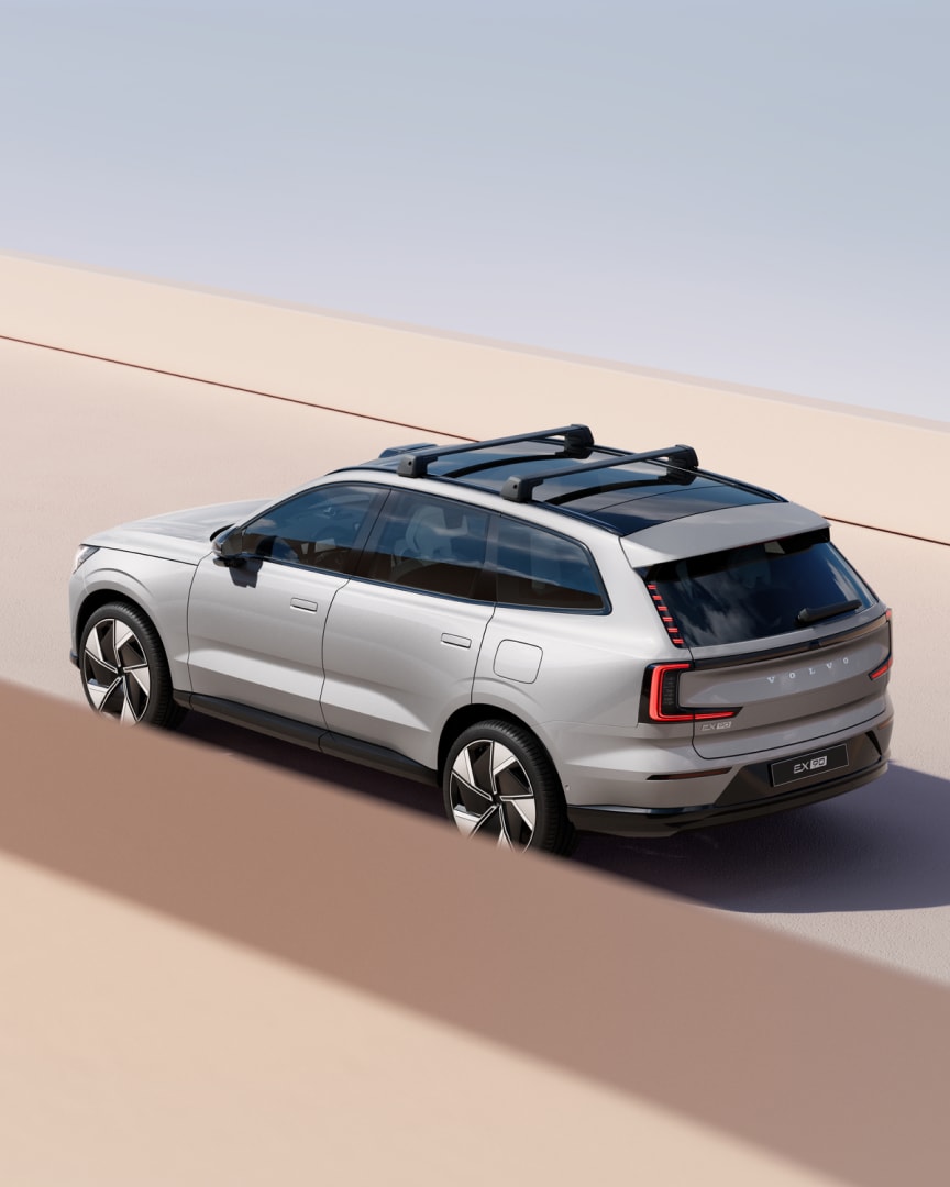 Volvo EX90 cu suporturi de portbagaj fixate pe acoperiș.
