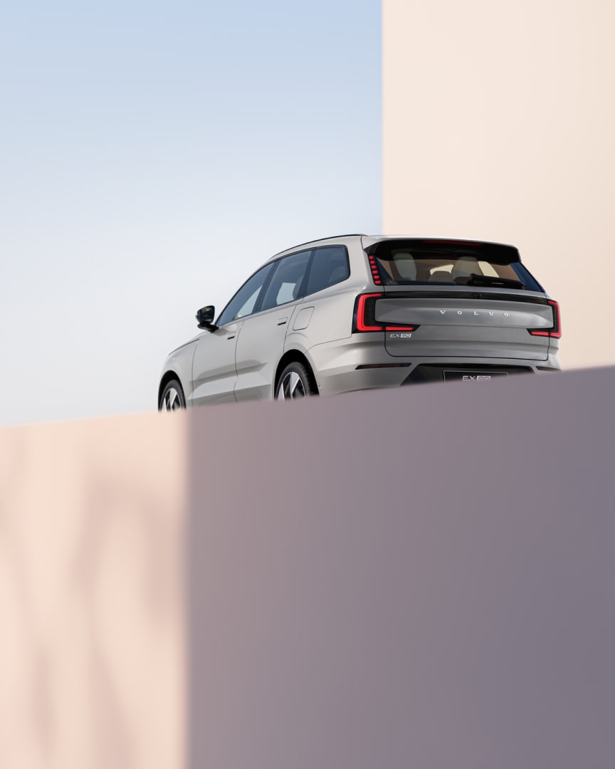 Flush design of the Volvo EX90 fully electric SUV.
