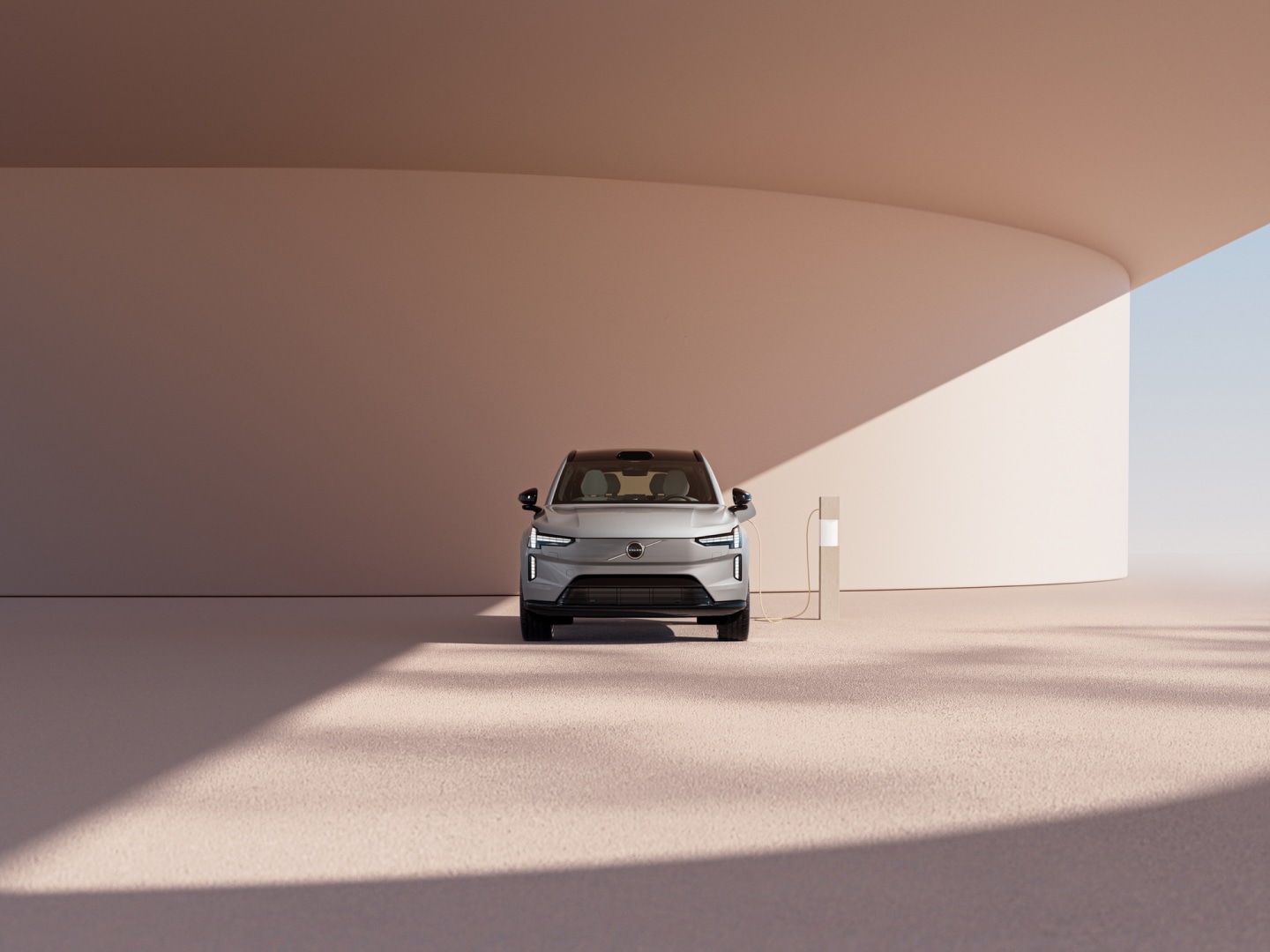 Der neue vollelektrische Volvo EX90 SUV beim Ladevorgang.