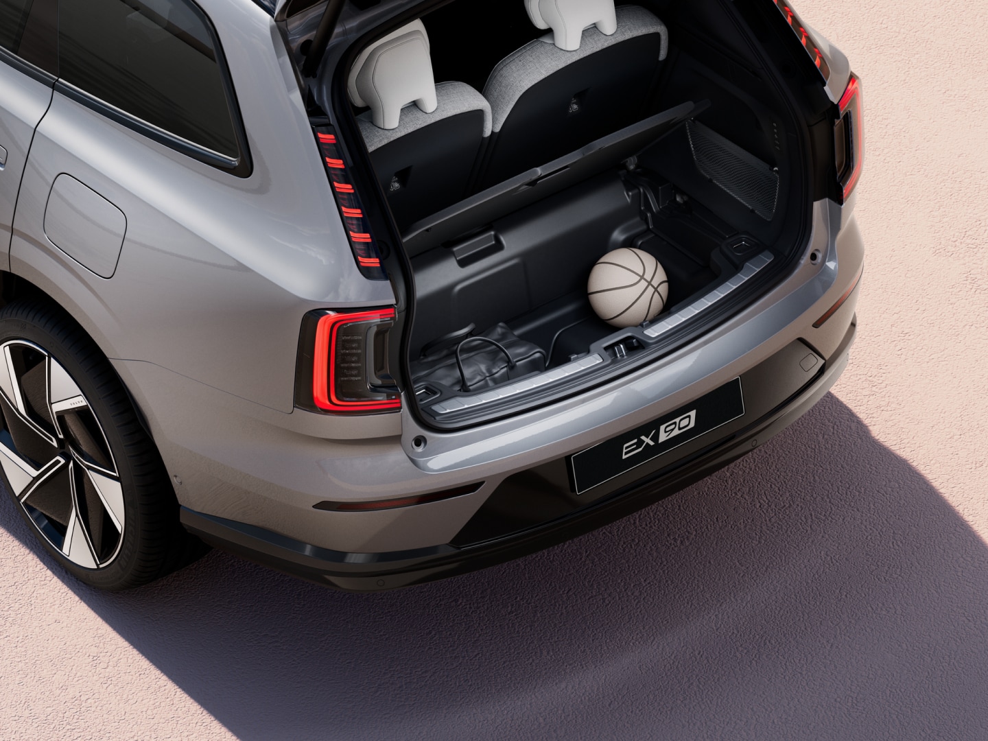 Το αναδιπλούμενο πίσω κάλυμμα του χώρου αποσκευών σε ένα Volvo EX90.