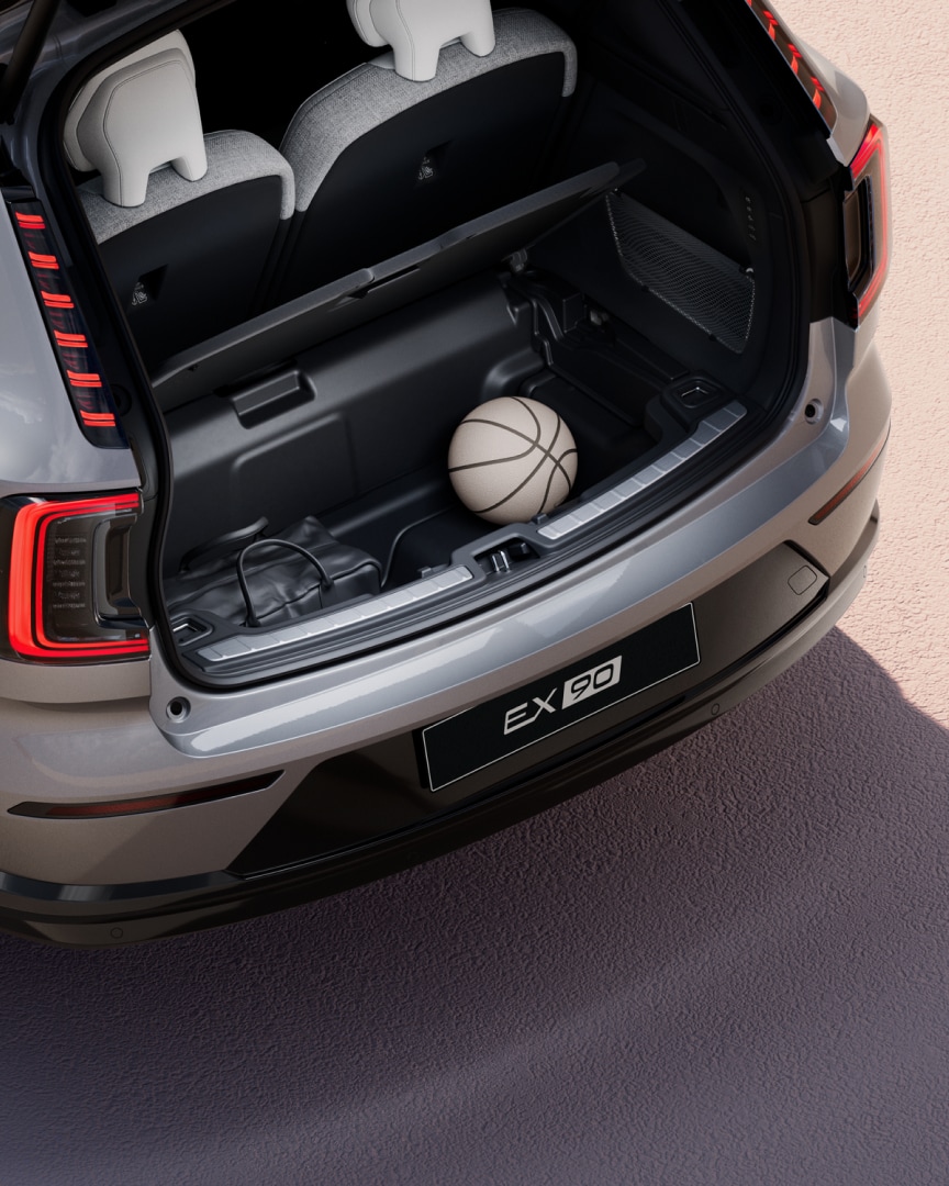 Выдвижная крышка в заднем багажном отделении Volvo EX90.