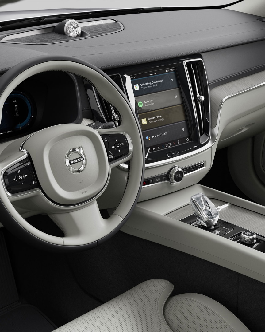 Widok z miejsca pasażera na kierownicę, deskę rozdzielczą, otwory wentylacyjne i ekran dotykowy systemu informacyjno-rozrywkowego w miękkiej hybrydzie Volvo V60
