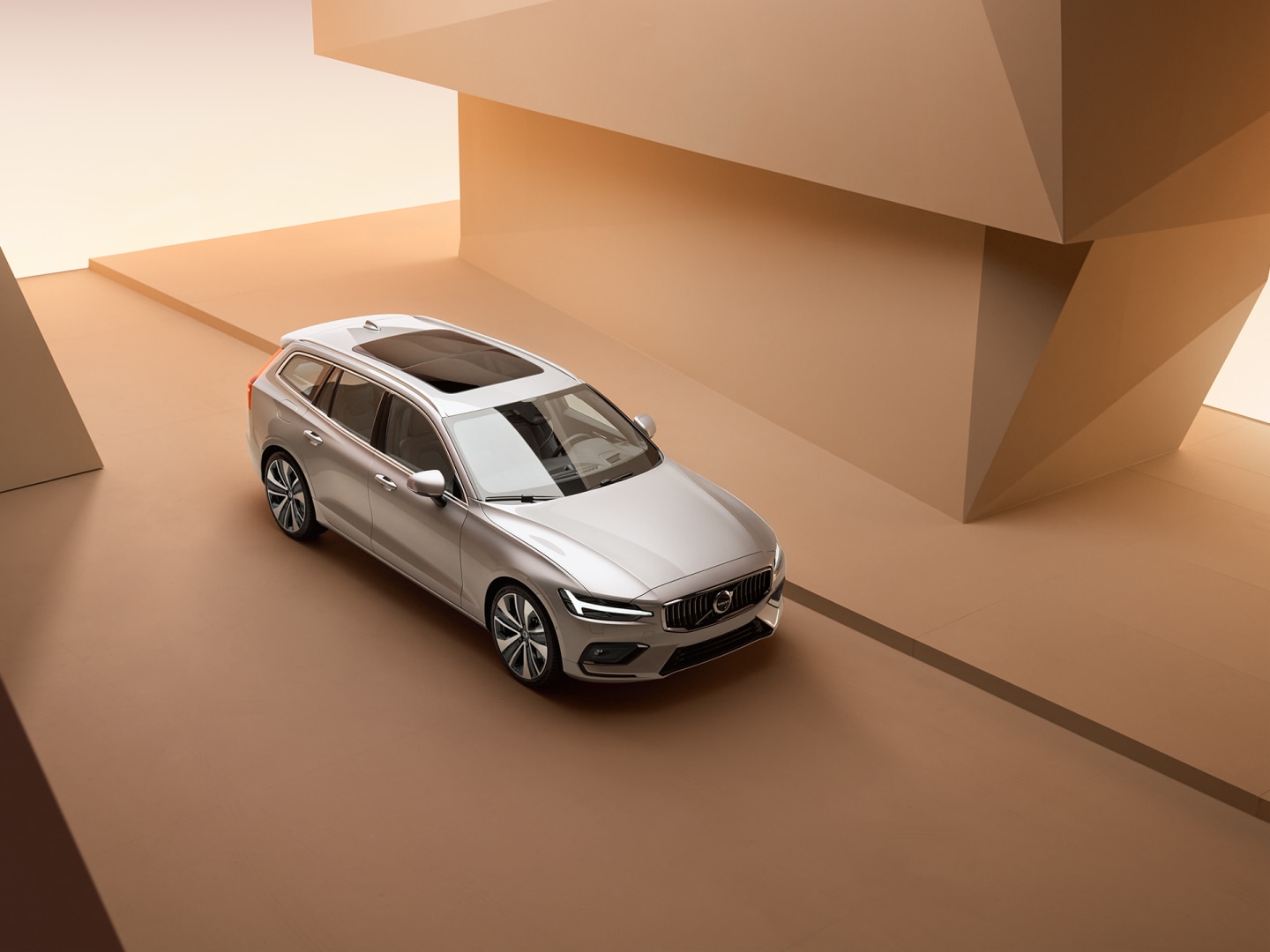 View from above of the Volvo V60 mild hybrid’s panoramic roof.