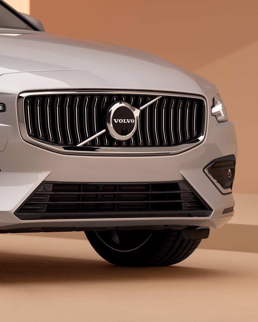 Front- und Seitenansicht des Volvo V60 Mild-Hybrid mit charakteristischem Grill.