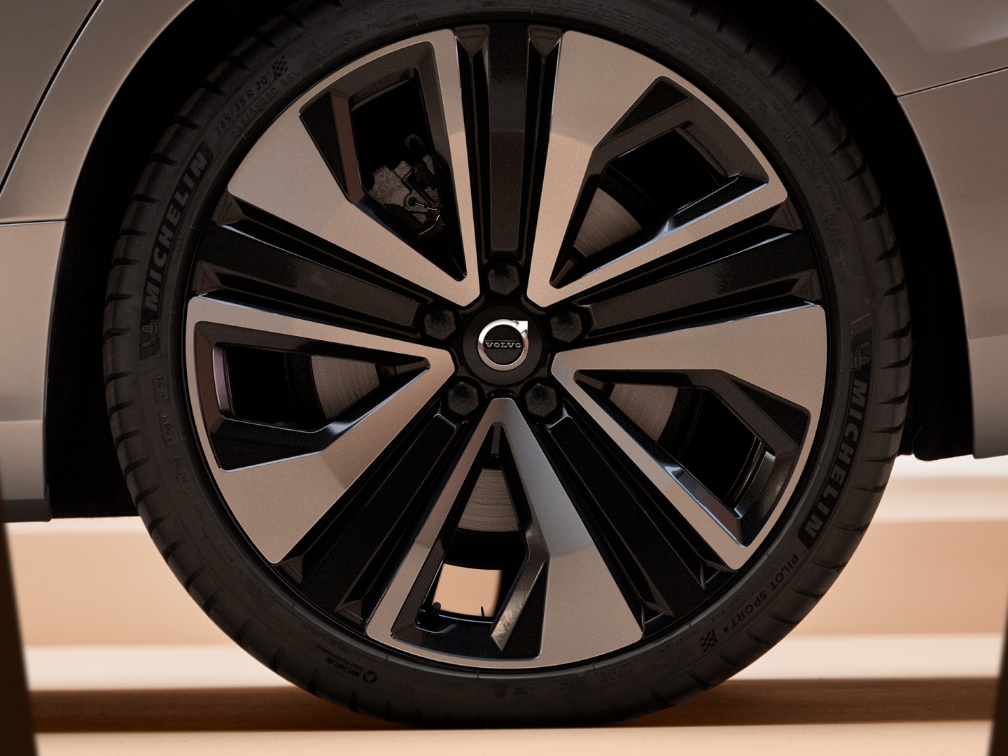 Il design elegante e contemporaneo delle borchie ruote della Volvo V60 mild hybrid.