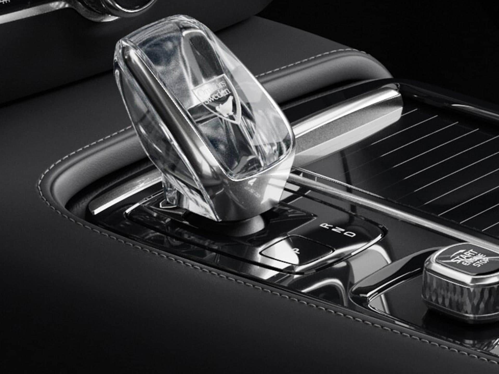 Interior de un Volvo V60 híbrido enchufable con una palanca de cambios de cristal de auténtico vidrio sueco de Orrefors.