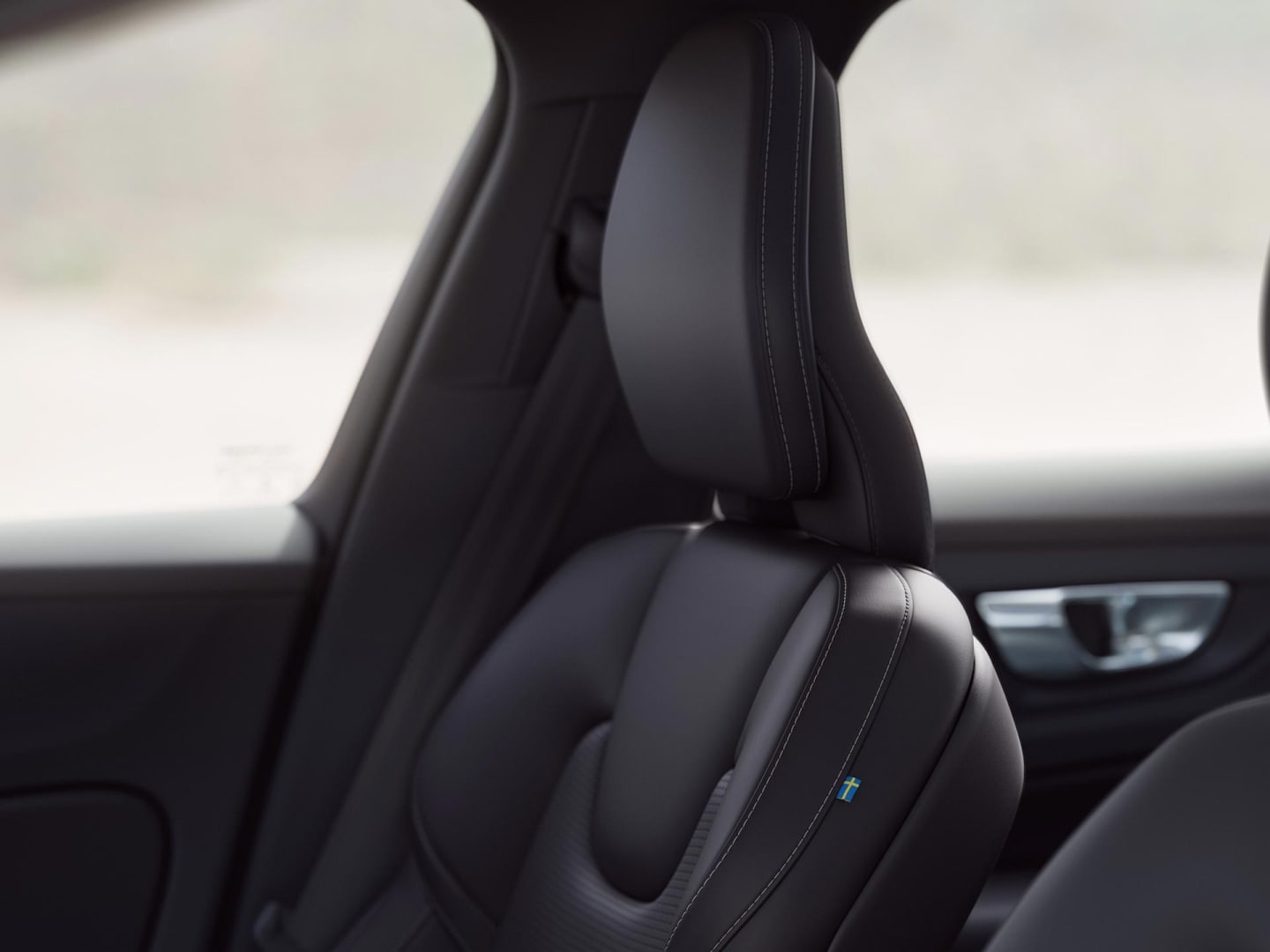 De passagiers- en bestuurdersstoel van de plug-in hybride Volvo V60 in antraciet nappaleer met ventilatie.