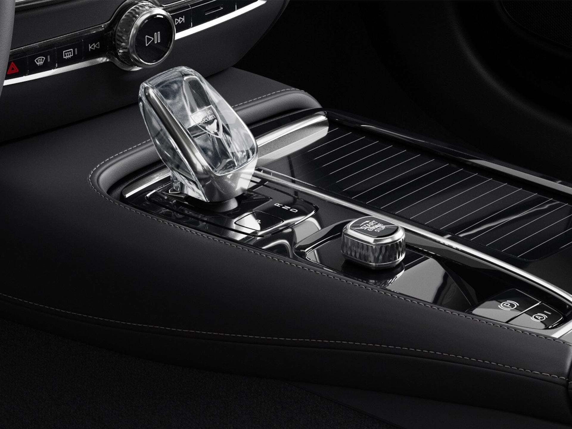 Pulsante di avviamento e selettore marce in cristallo nella consolle centrale della Volvo V60 plug-in hybrid.