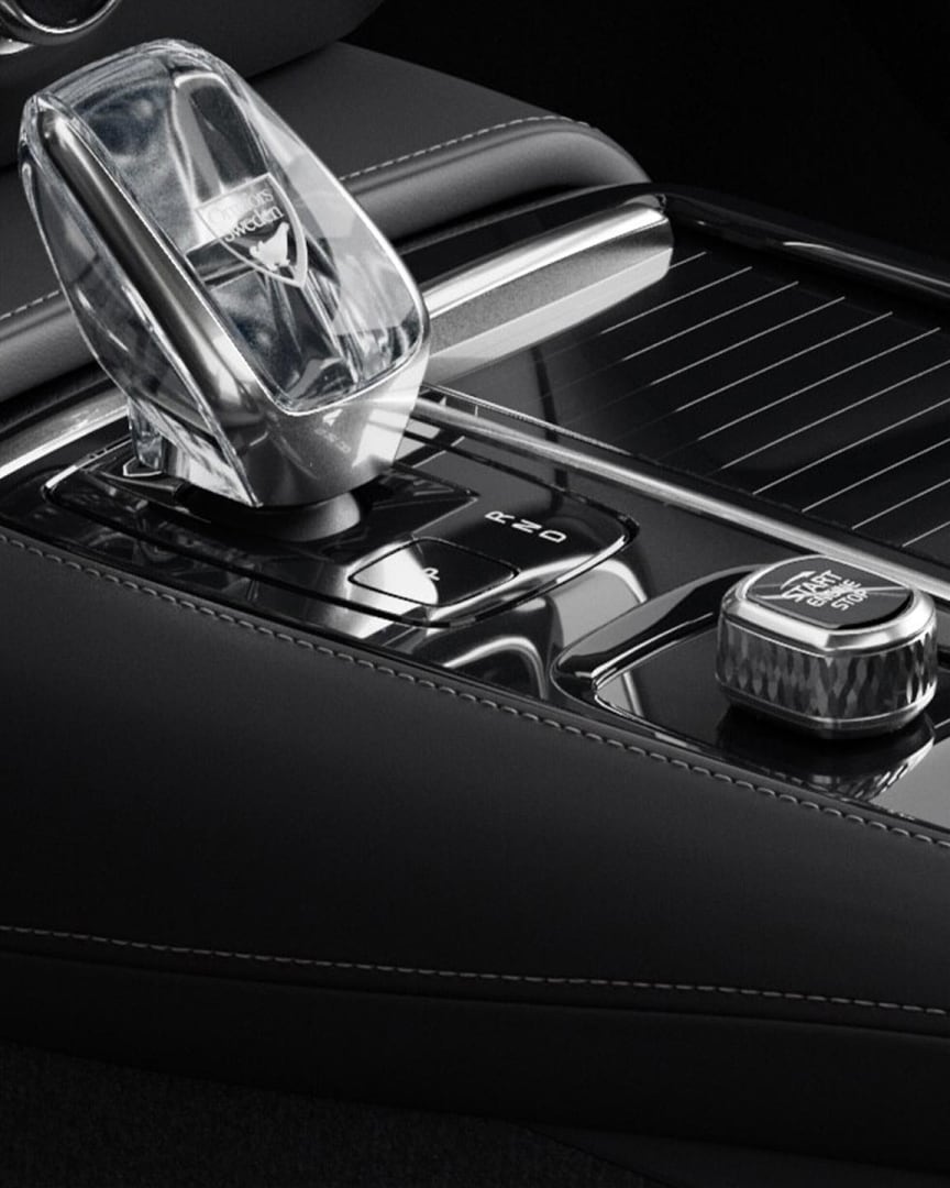 Bouton de démarrage et levier de vitesse en cristal dans la console centrale du Volvo V60 hybride rechargeable.