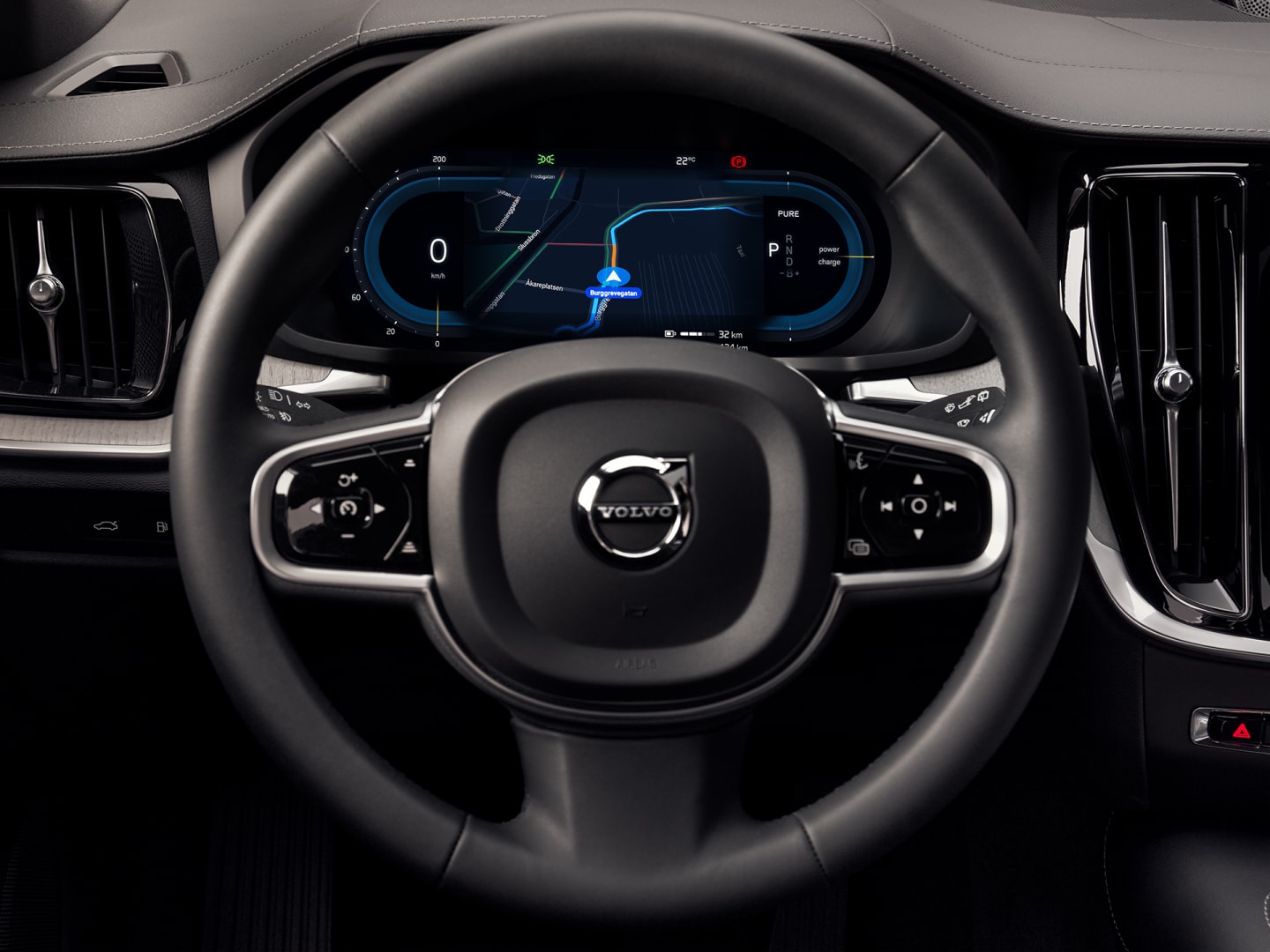 Kuljettajan näkymä Volvo V60 -lataushybridin ohjauspyörästä, kojelaudasta ja infotainment-kosketusnäytöstä.