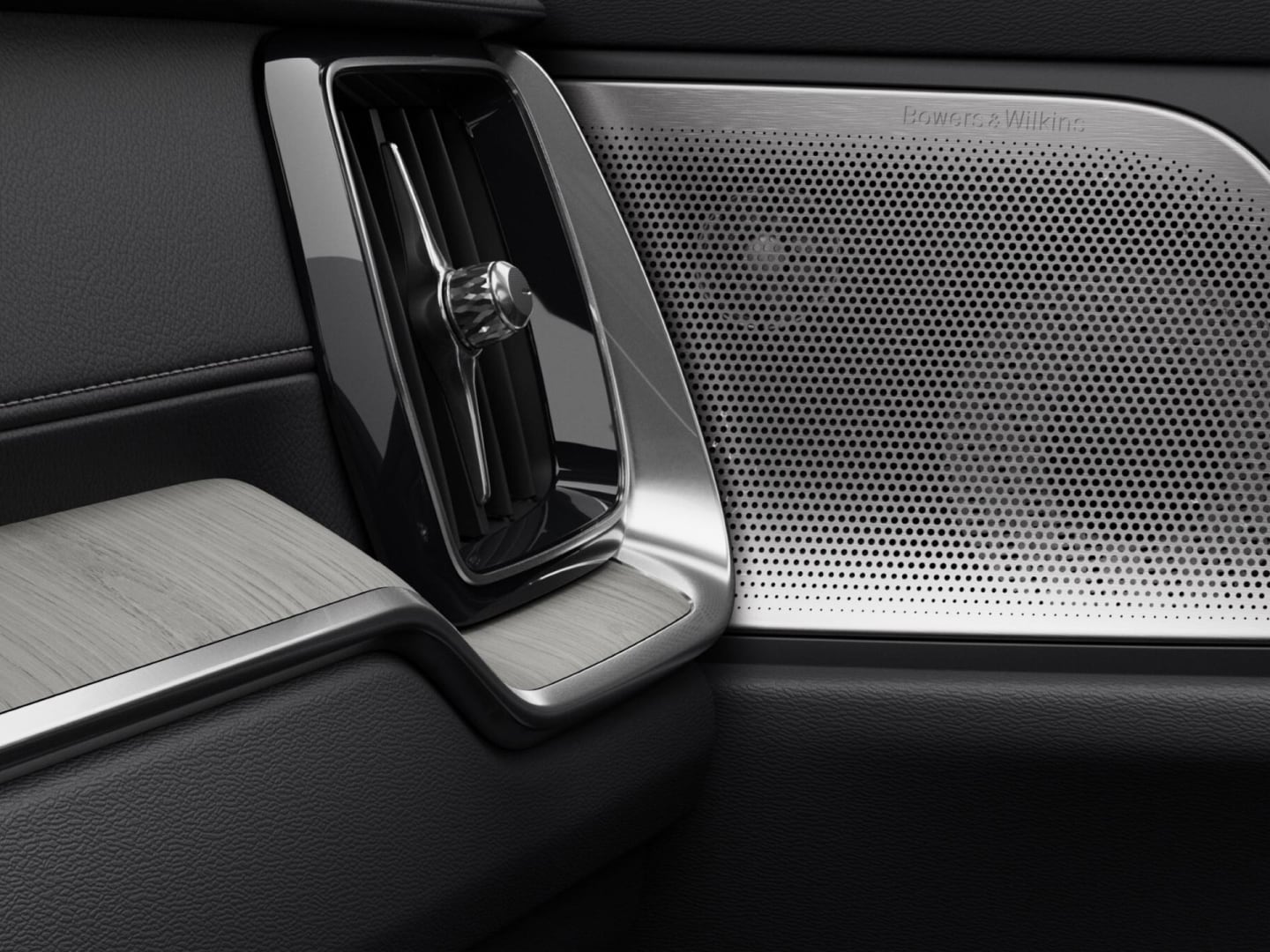 A Bowers & Wilkins ajtóhangszóró és az utasok vezérlőeszközének a közelképe a Volvo V60 plug-in hybrid modellben.