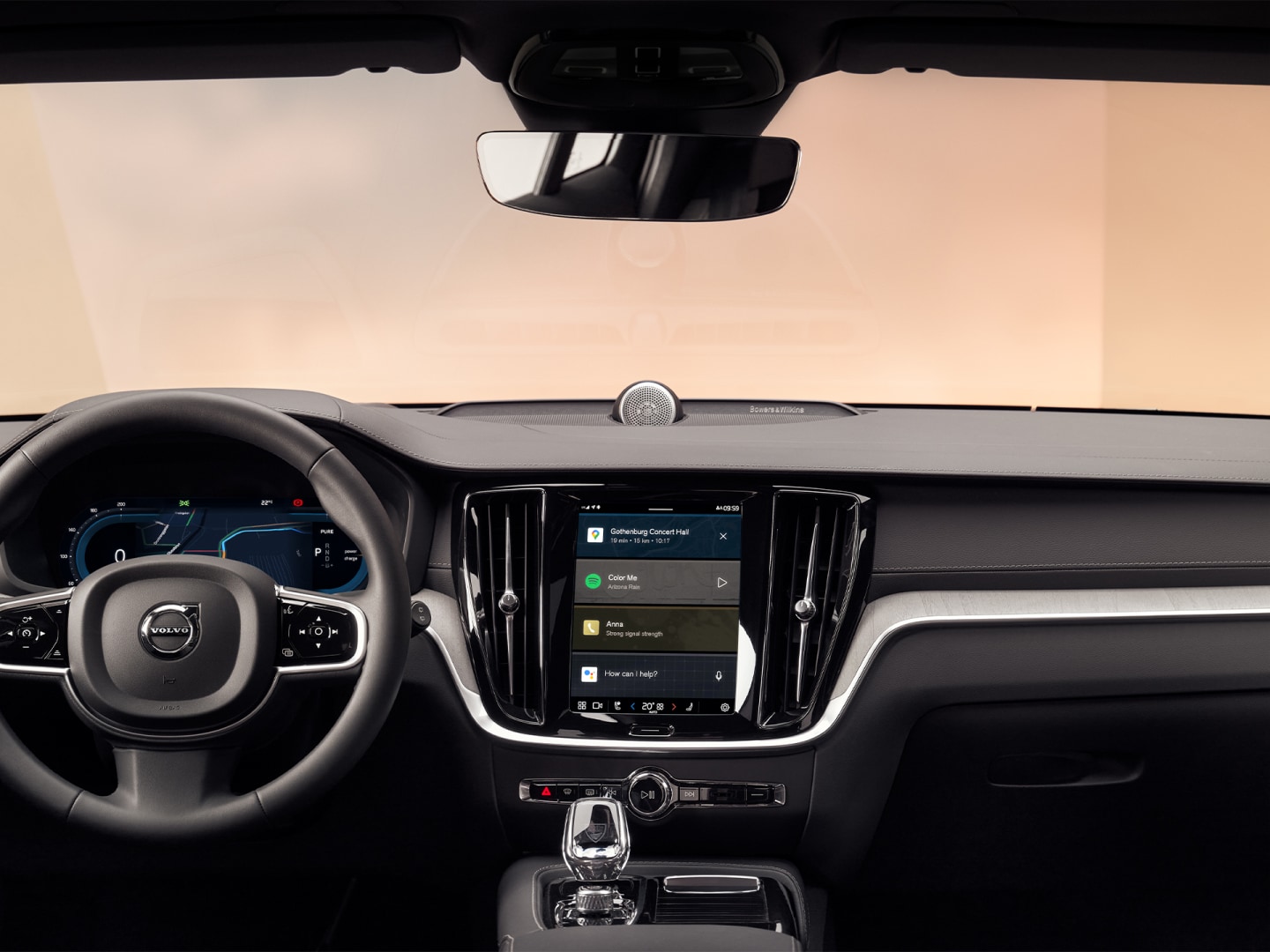 Το τιμόνι, ο πίνακας οργάνων και η κεντρική οθόνη αφής του συστήματος infotainment του Volvo V60 plug-in hybrid.
