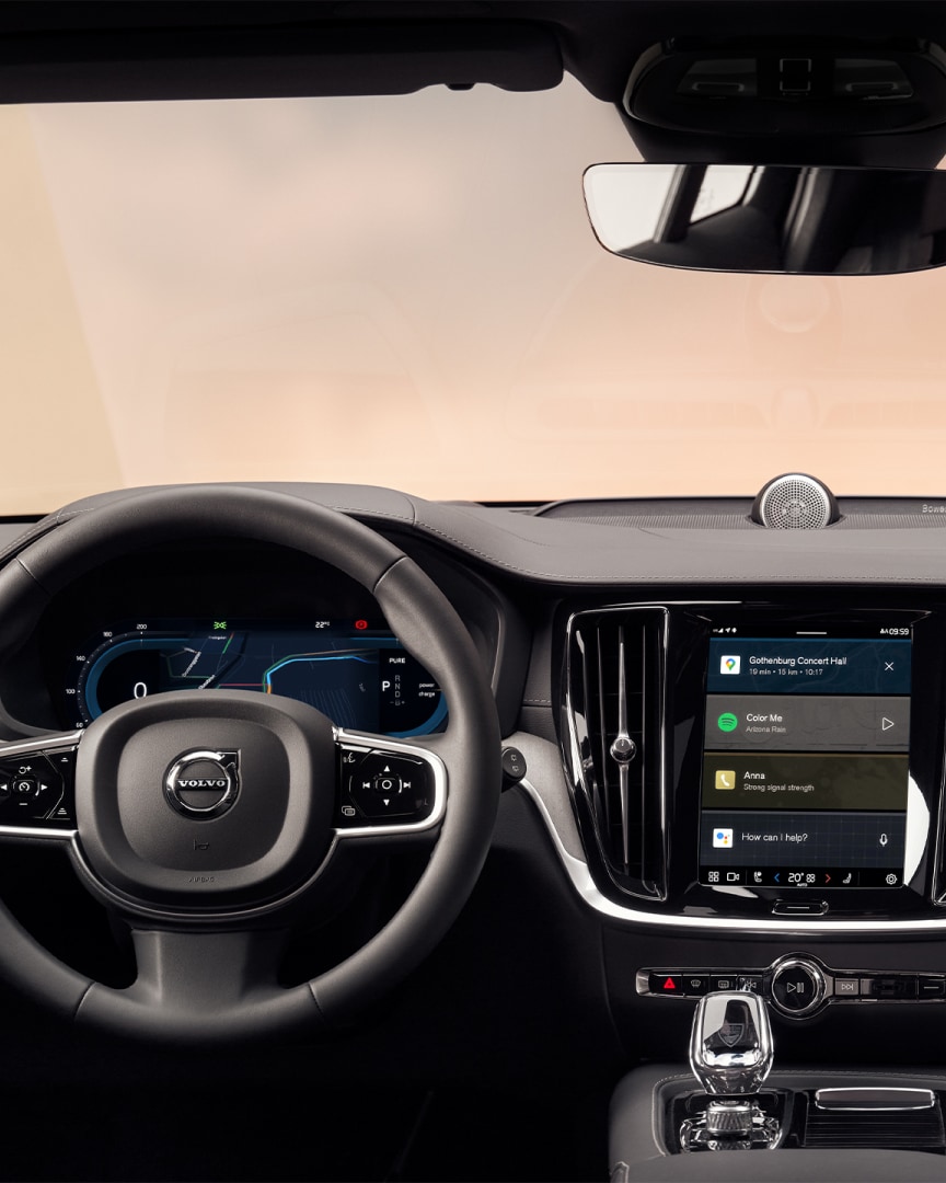 Το τιμόνι, ο πίνακας οργάνων και η κεντρική οθόνη αφής του συστήματος infotainment του Volvo V60 plug-in hybrid.