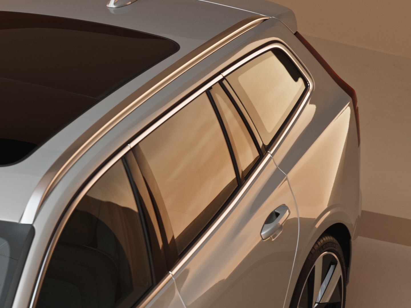 Pohled shora na panoramatickou střechu plug-in hybridního vozu Volvo V60.