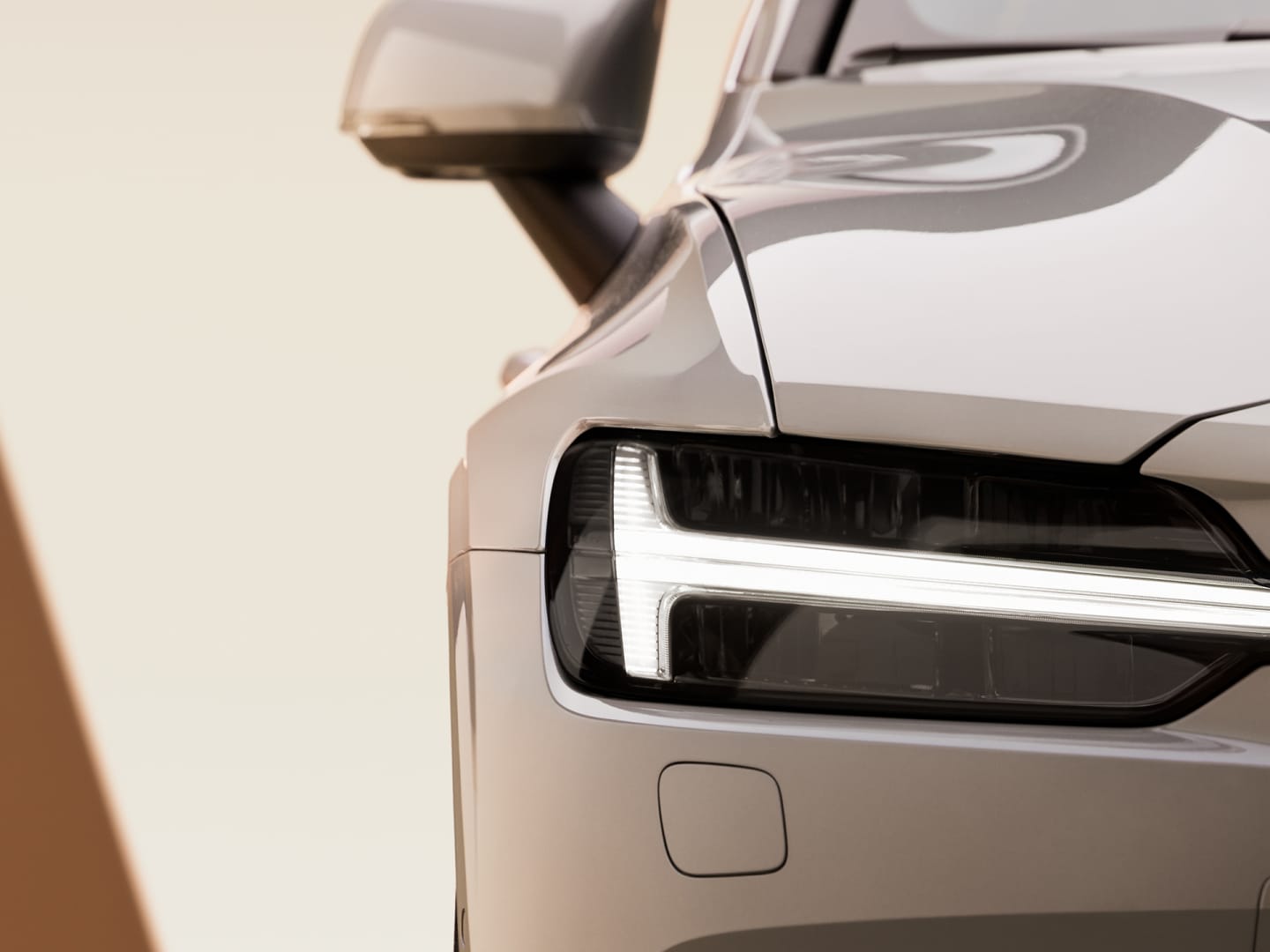LED světlomety plug-in hybridního vozu Volvo V60 přispívající k lepší viditelnosti.