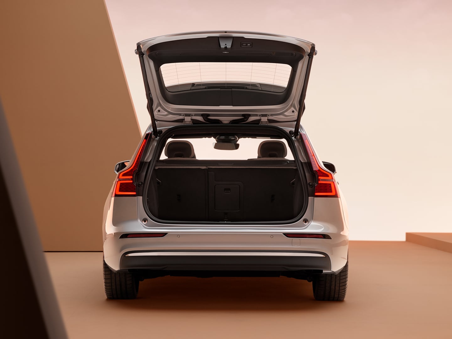 Gepäckraum und große Ablagefläche im Volvo V60 Plug-in Hybrid.