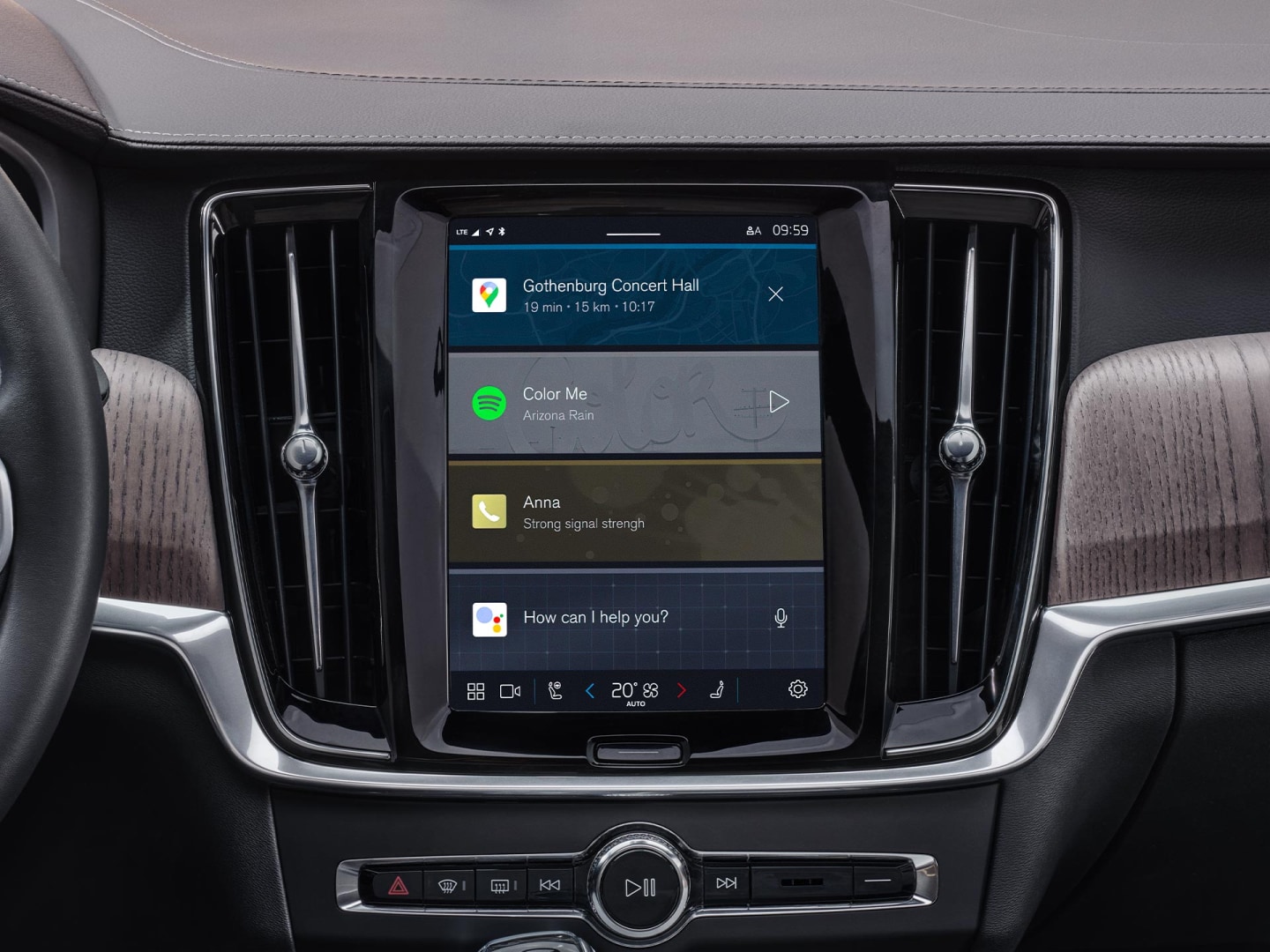 Vista del volante y la pantalla central del Volvo V90 híbrido enchufable desde la pantalla del conductor.