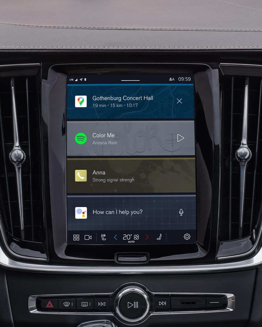 Vista del volante y la pantalla central del Volvo V90 híbrido enchufable desde la pantalla del conductor.