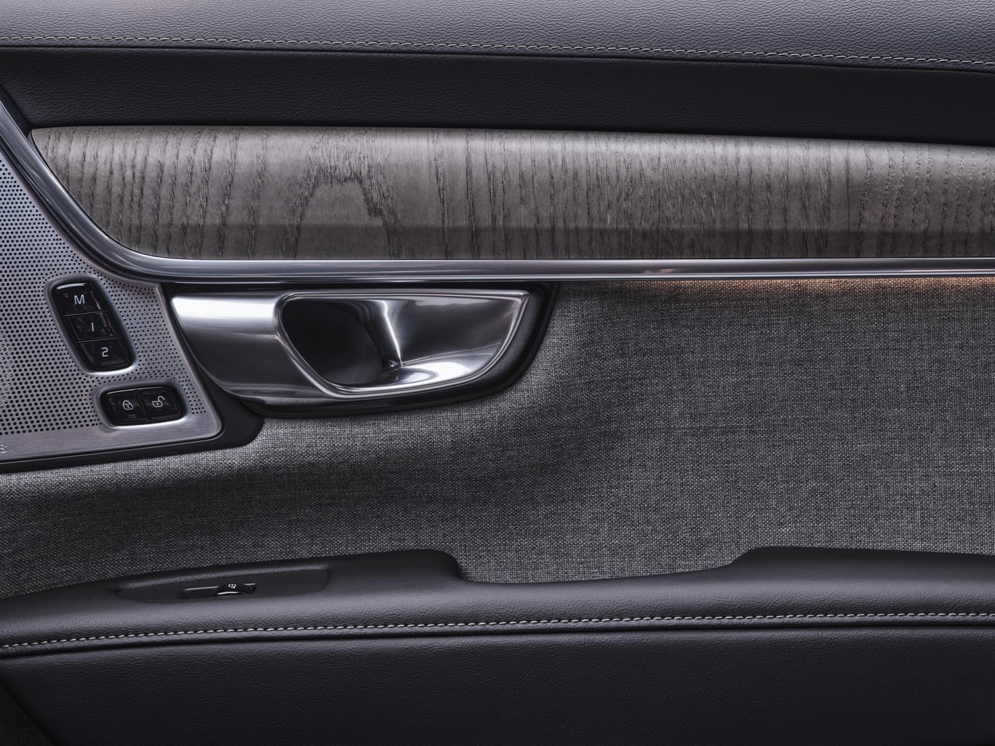 Vista interna della portiera passeggero anteriore di una Volvo V90 plug-in hybrid.